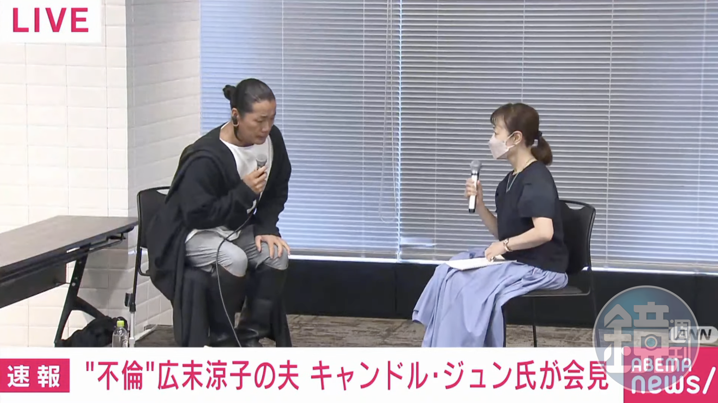 井筒順邀請提問記者上台坐在對面發問。(截圖自ANNnewsCH YT)