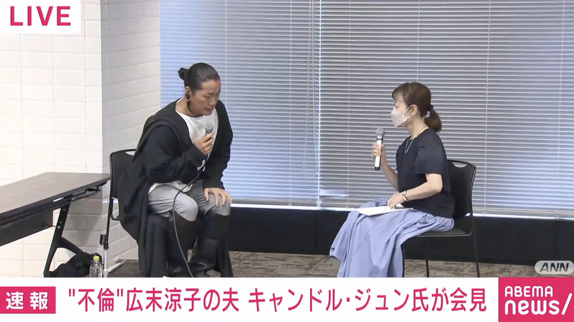 井筒順邀請提問記者上台坐在對面發問。（截圖自ANNnewsCH YT）