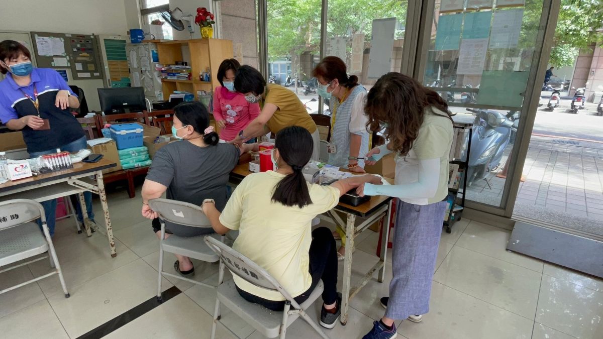 社區民眾踴躍前往擴大採檢站篩檢。（台南市衛生局提供）