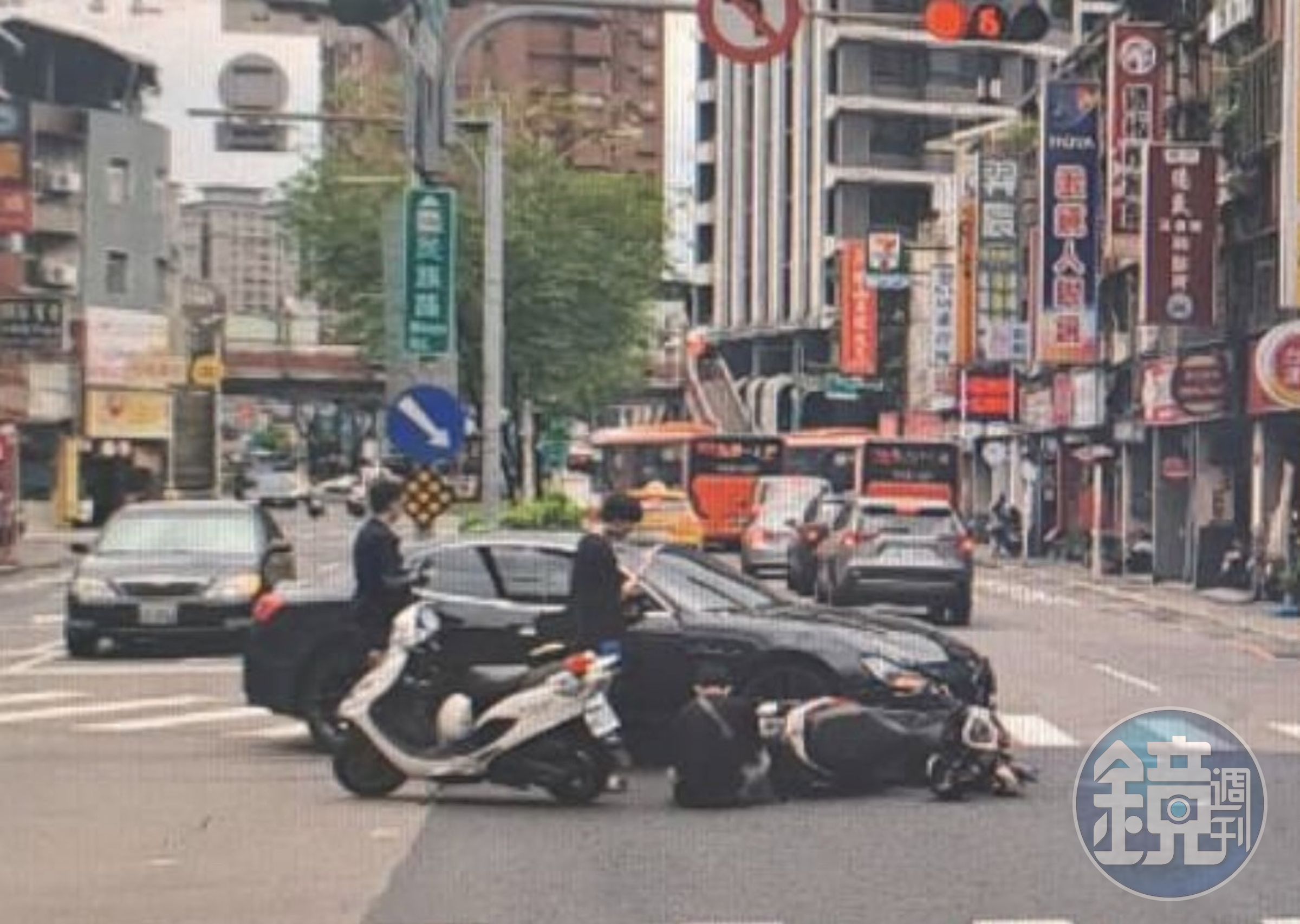 瑪莎拉蒂疑左轉未禮讓直行的外送員機車，2車發生擦撞。（警方提供）