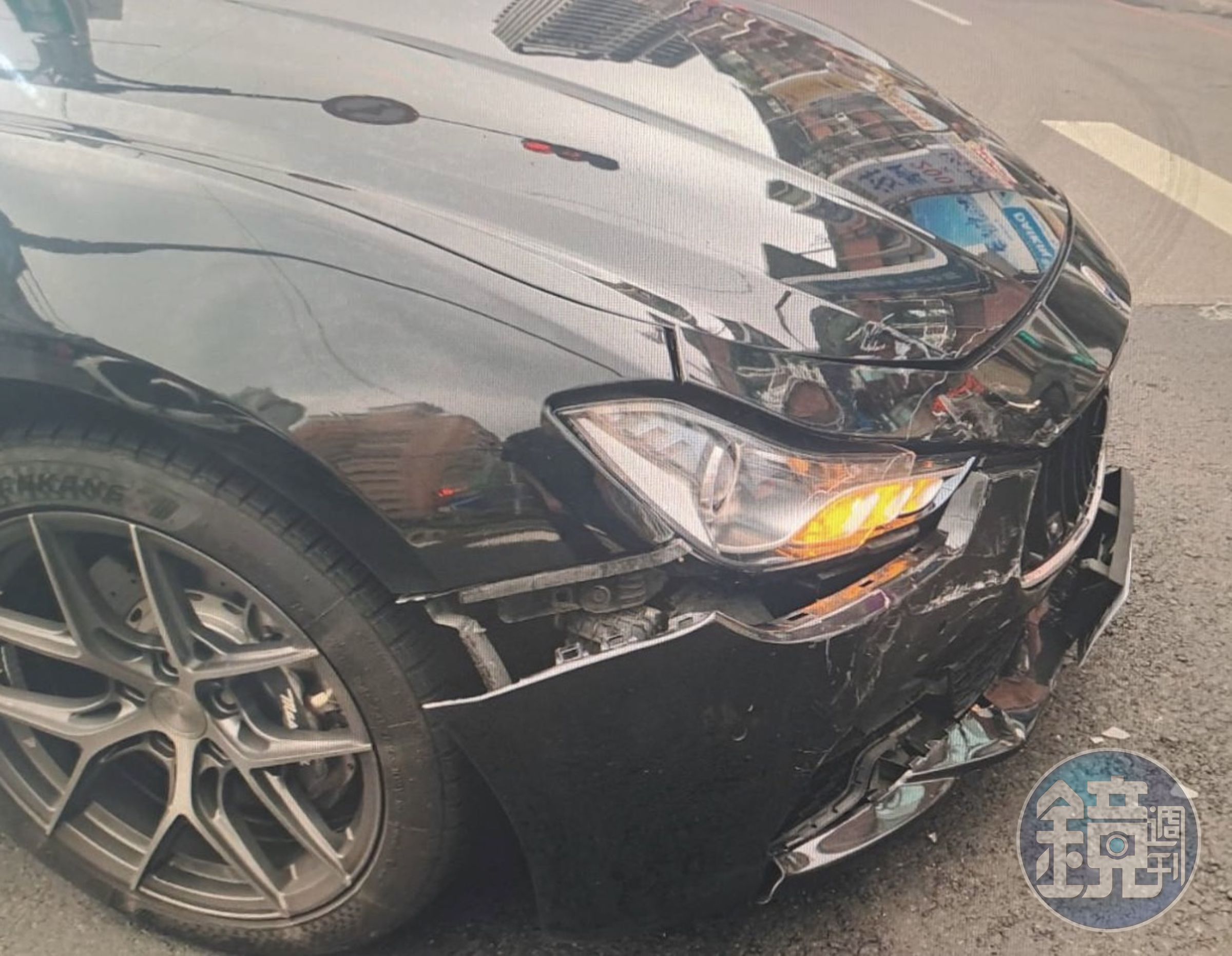 瑪莎拉蒂車頭受損。（警方提供）