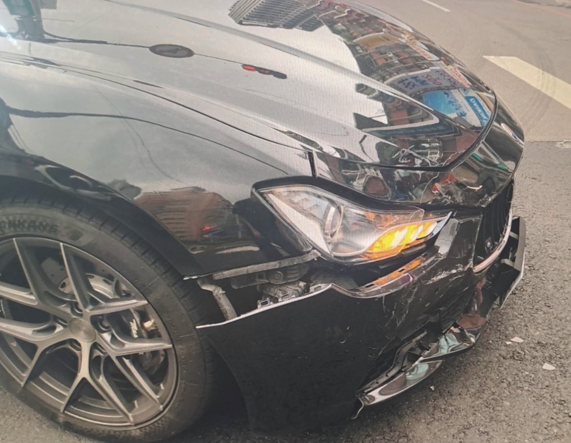 瑪莎拉蒂車頭受損。（警方提供）