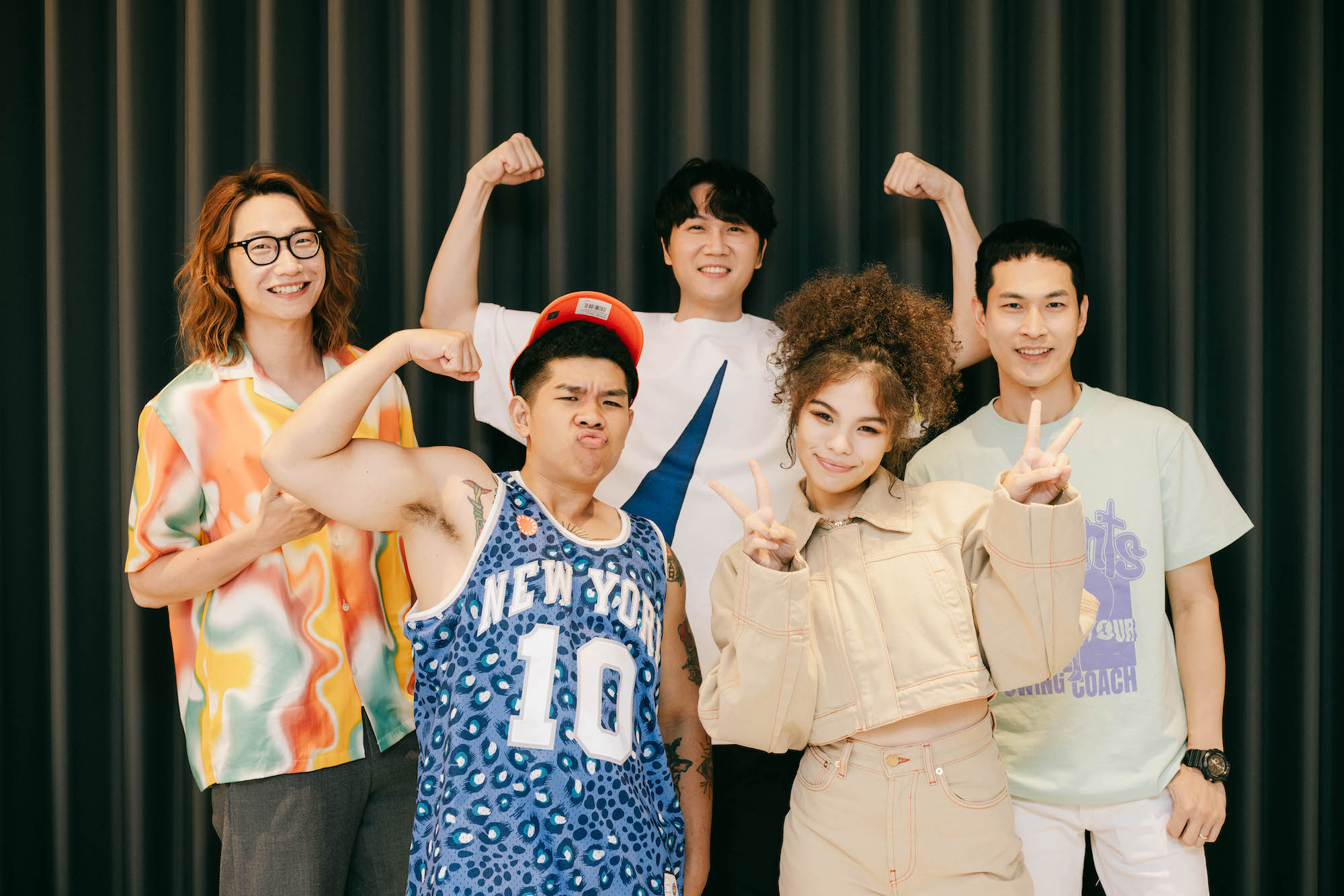 宇宙人在《2023 夏季巡迴演唱會》台北首場邀比杰和Majin(前右)演出。(相信音樂提供)