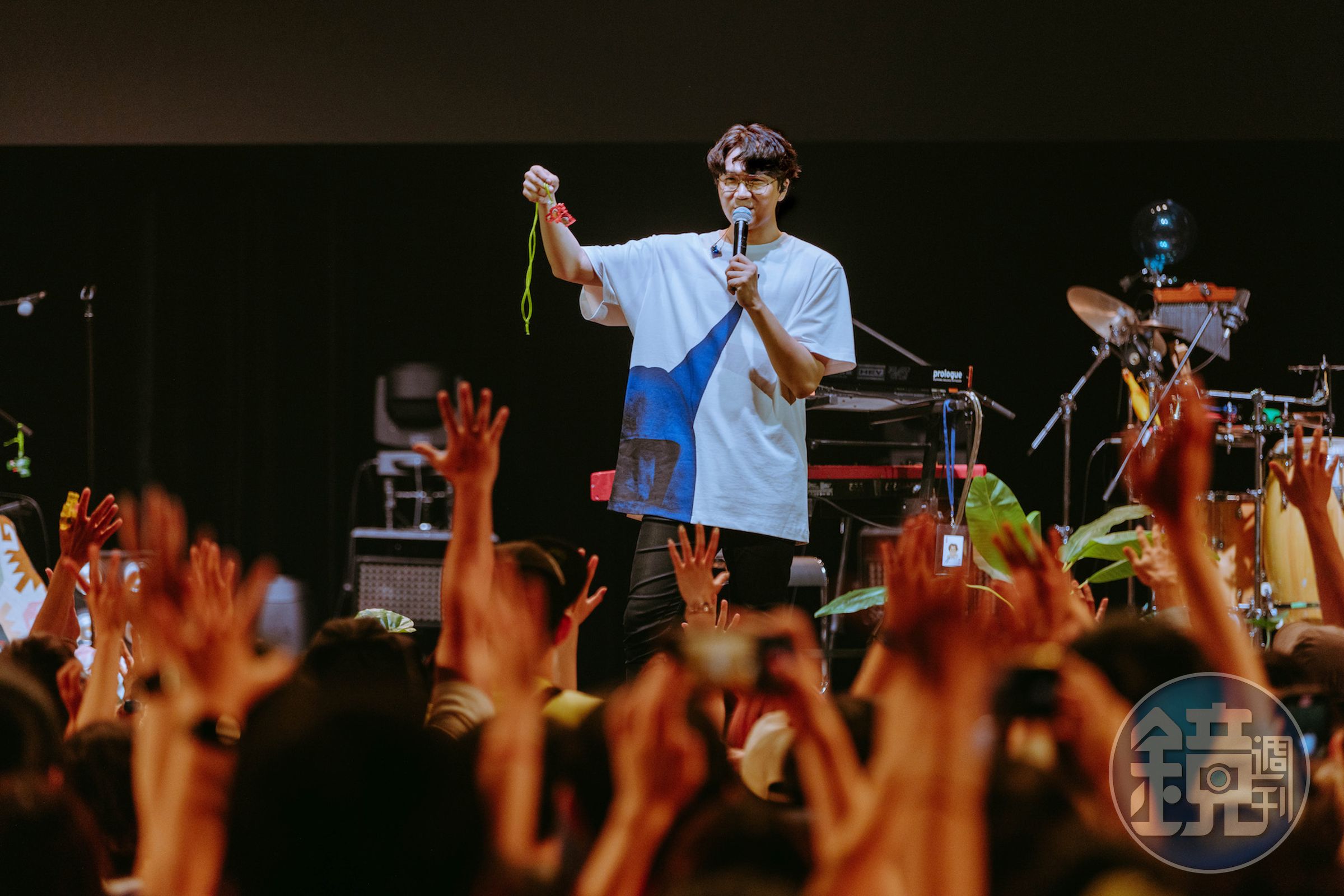 宇宙人《2023 夏季巡迴演唱會》推出的限定周邊水槍讓台上台下玩成一片。（相信音樂提供）