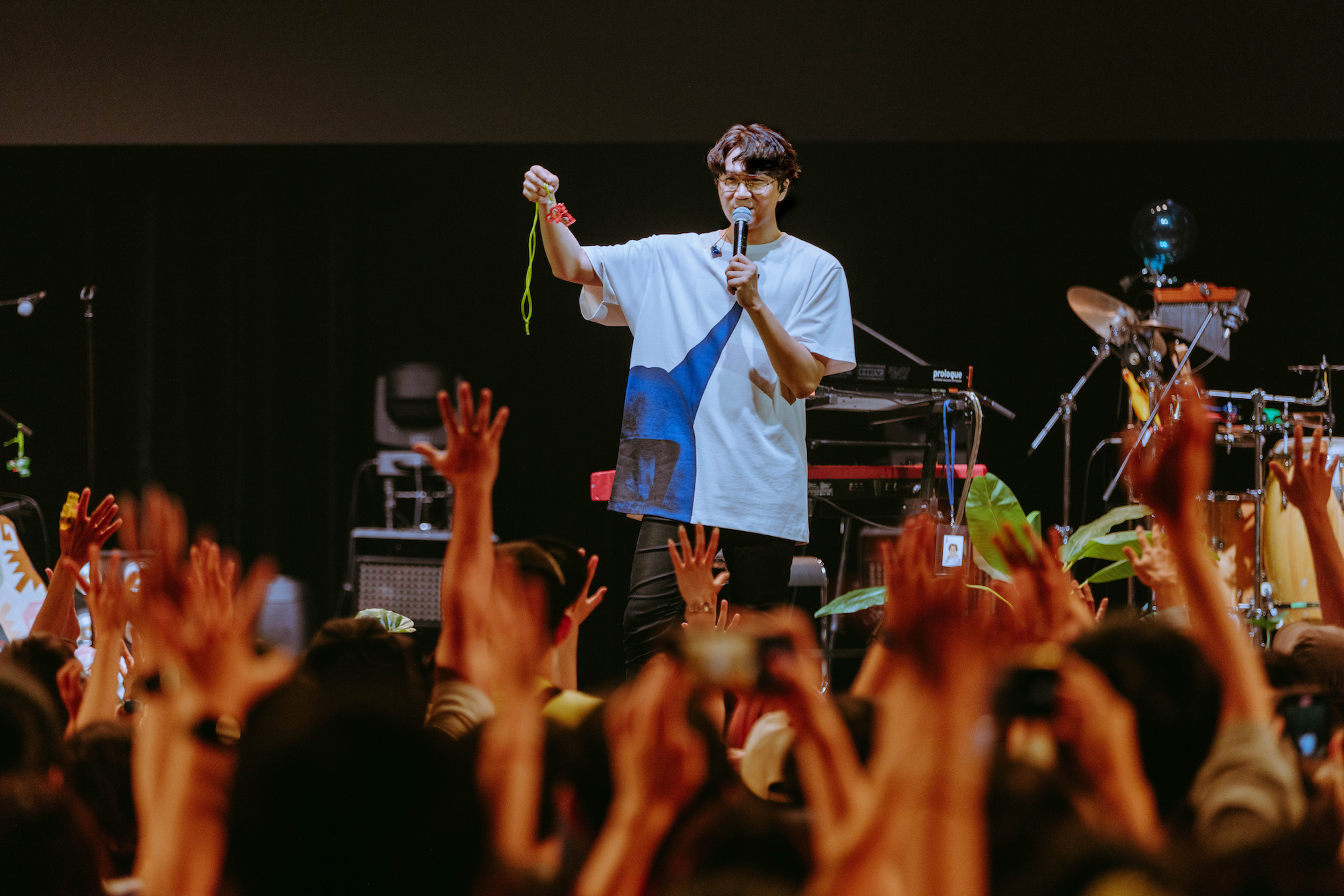 宇宙人《2023 夏季巡迴演唱會》推出的限定周邊水槍讓台上台下玩成一片。（相信音樂提供）