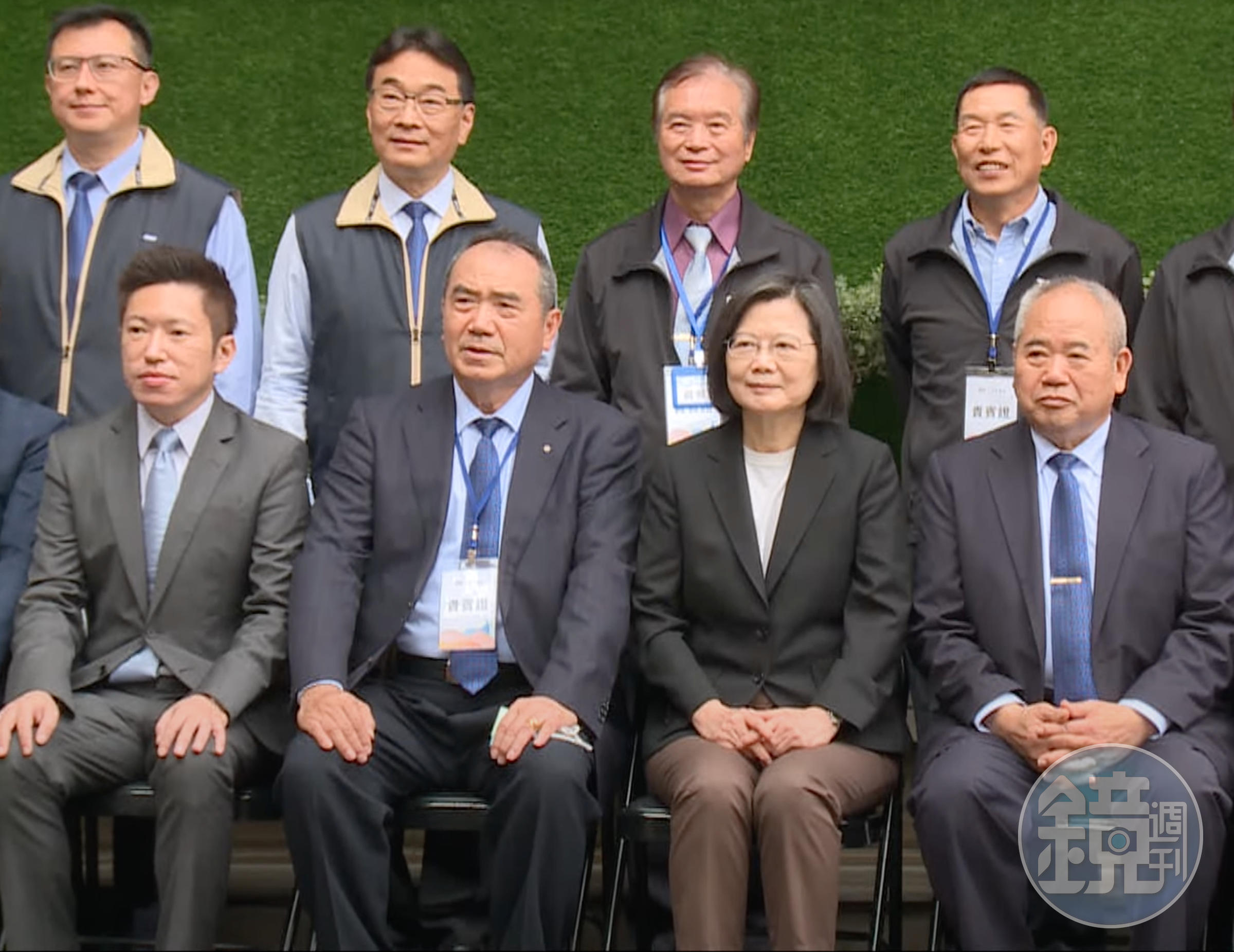 柯文哲20日將前往基隆參訪一太e衛浴,因該董事長洪團樟是現任國策顧問,更是基隆市小英之友會總會長,引發拔綠樁的政治聯想。圖為總統蔡英文(前排左三)今年3月17日參訪一太e衛浴與洪團樟(前排左二)同框合照。(翻攝自蔡英文YouTube)