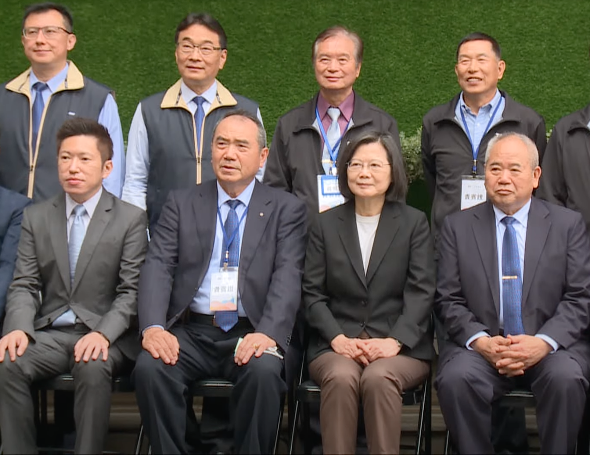 柯文哲20日將前往基隆參訪一太e衛浴,因該董事長洪團樟是現任國策顧問,更是基隆市小英之友會總會長,引發拔綠樁的政治聯想。圖為總統蔡英文(前排左三)今年3月17日參訪一太e衛浴與洪團樟(前排左二)同框合照。(翻攝自蔡英文YouTube)