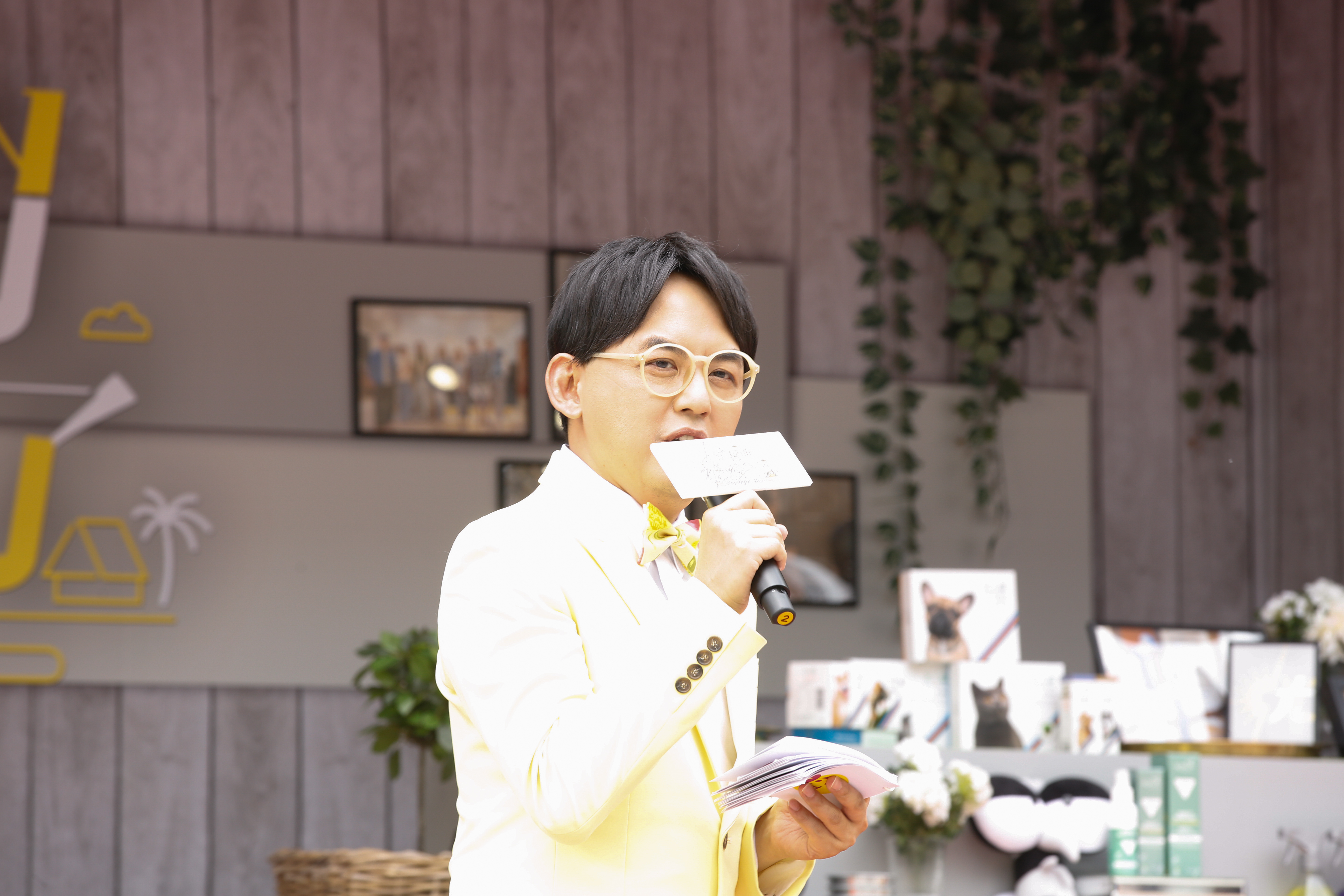 名主持人黃子佼今遭控多年前曾性騷擾未成年少女，今無預警在臉書貼出道歉影片。