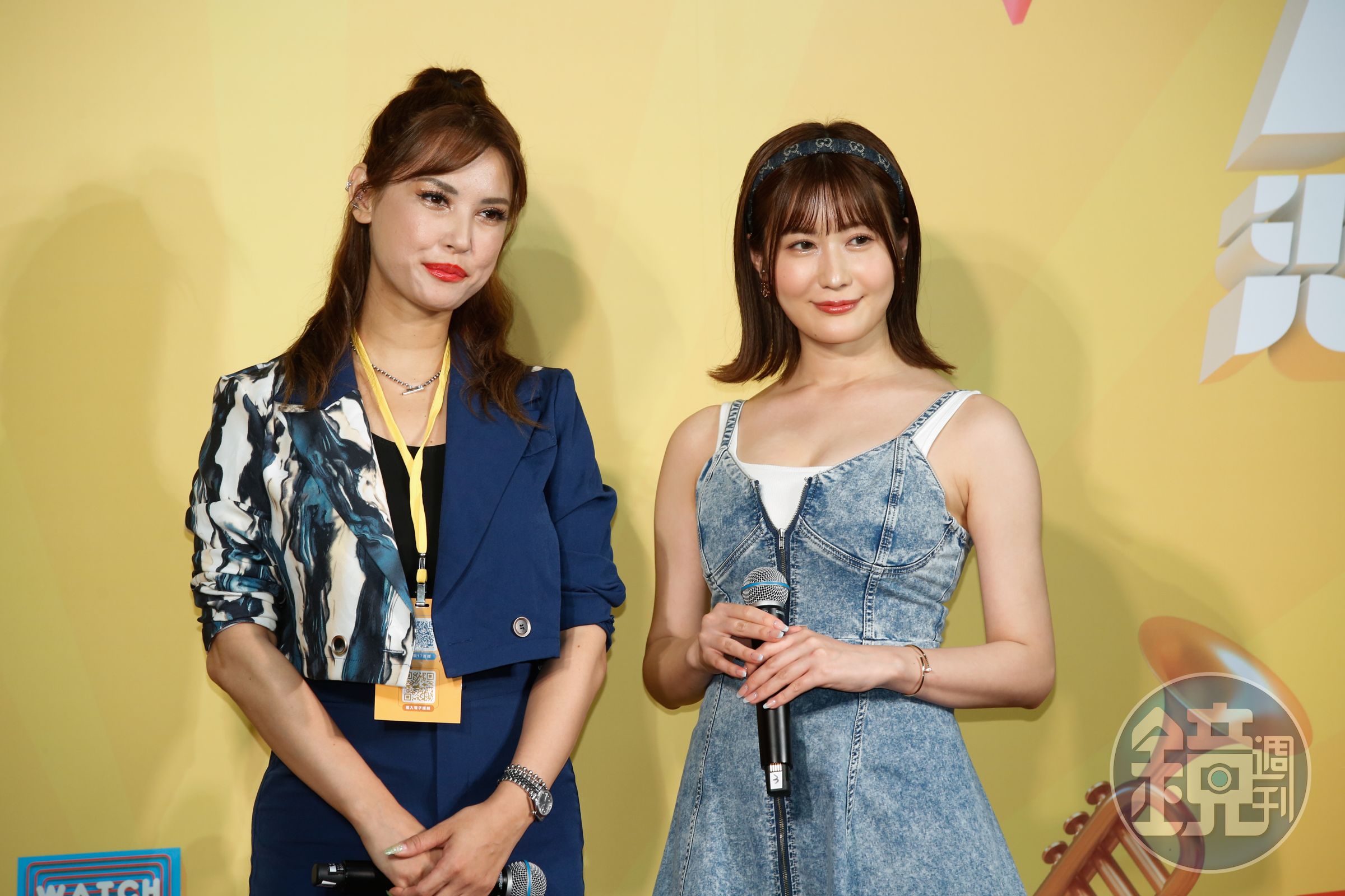 小澤瑪麗亞(左)與藤森里穗為直播平台舉辦的女優公益見面會與粉絲互動。