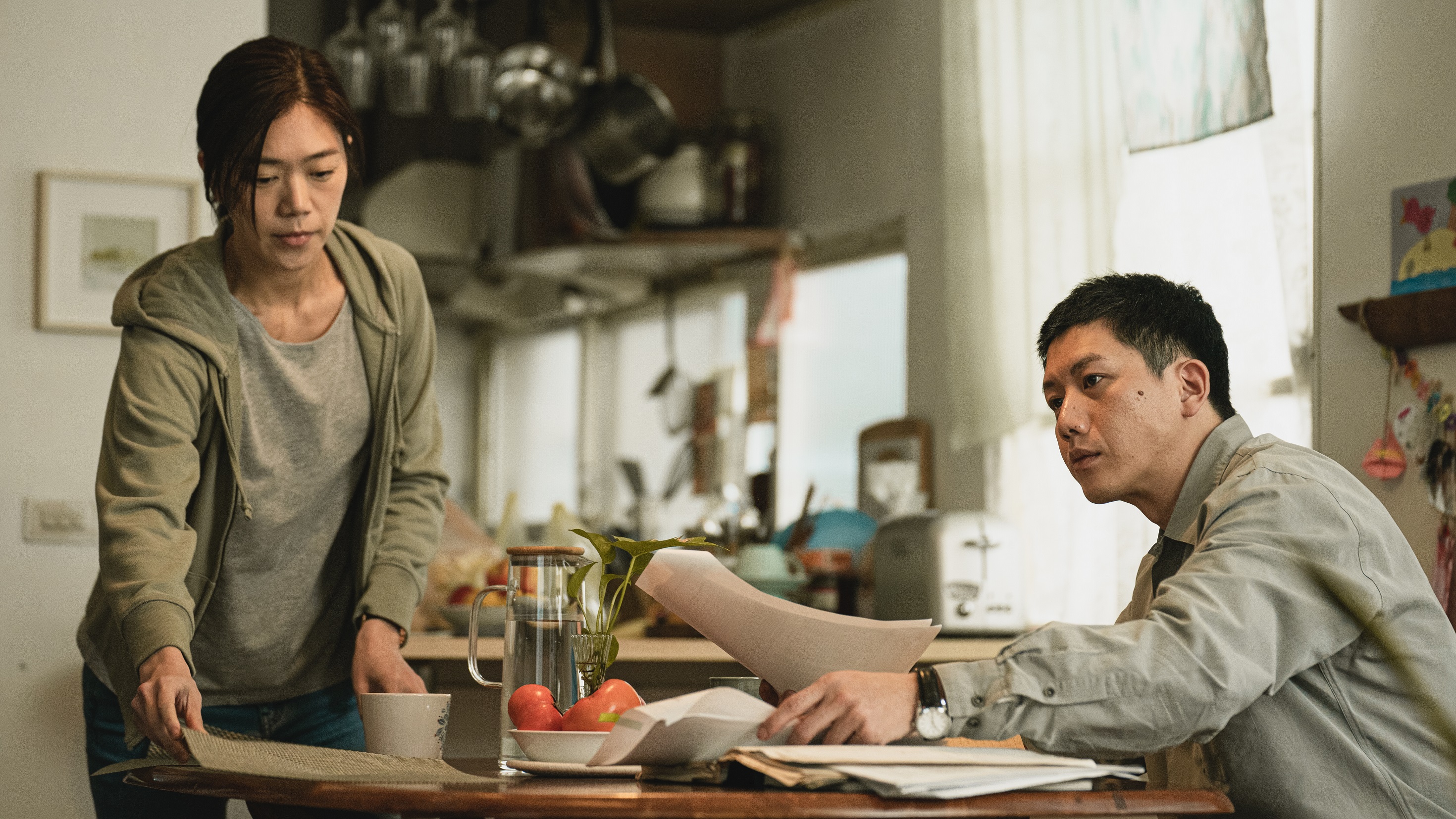 在電影《溟溟》中,鄧九雲與莫子儀飾演一對貌合神離的夫妻。(華映提供)