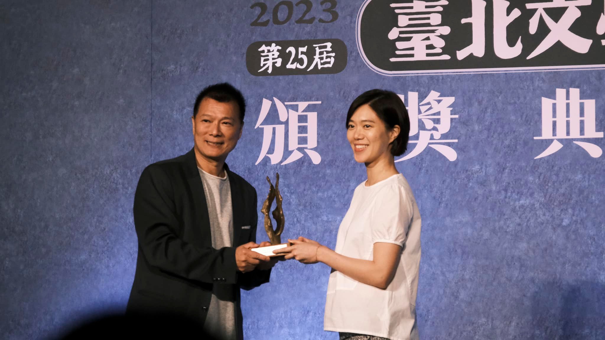 鄧九雲以書寫女演員成長之路的小說《女二》拿下今年台北文學獎最大獎「台北文學年金」。(翻攝自鄧九雲臉書)