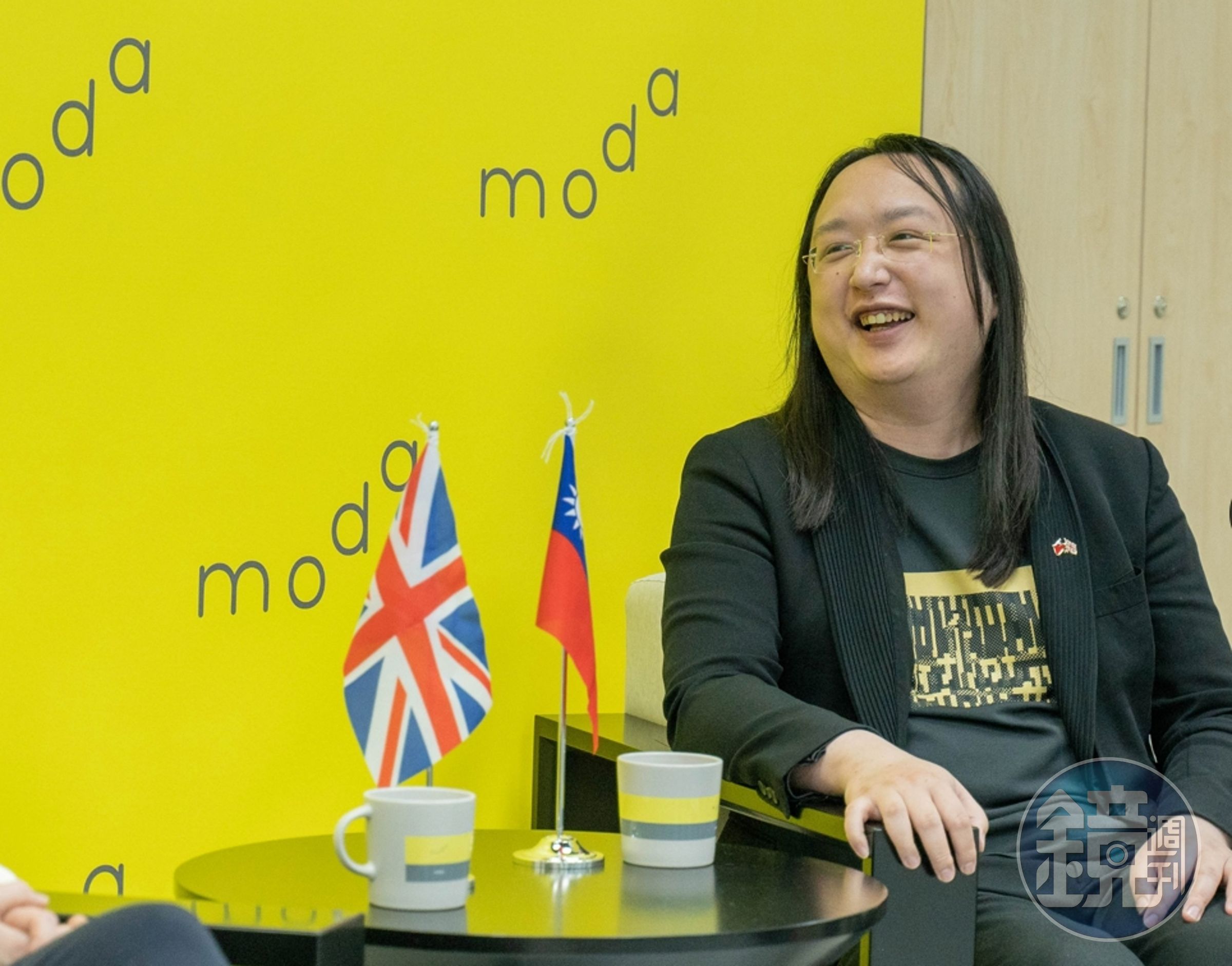 數位發展部部長唐鳳近期出訪英國,與英國安全大臣圖根哈特會面。(翻攝唐鳳推特)