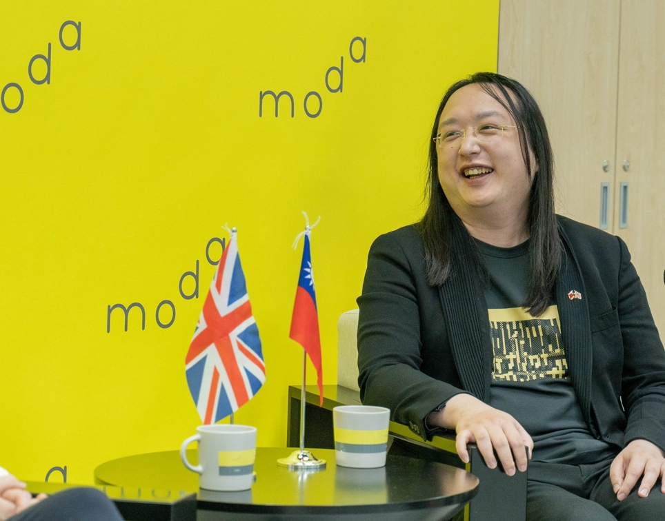 數位發展部部長唐鳳近期出訪英國，與英國安全大臣圖根哈特會面。（翻攝唐鳳推特）