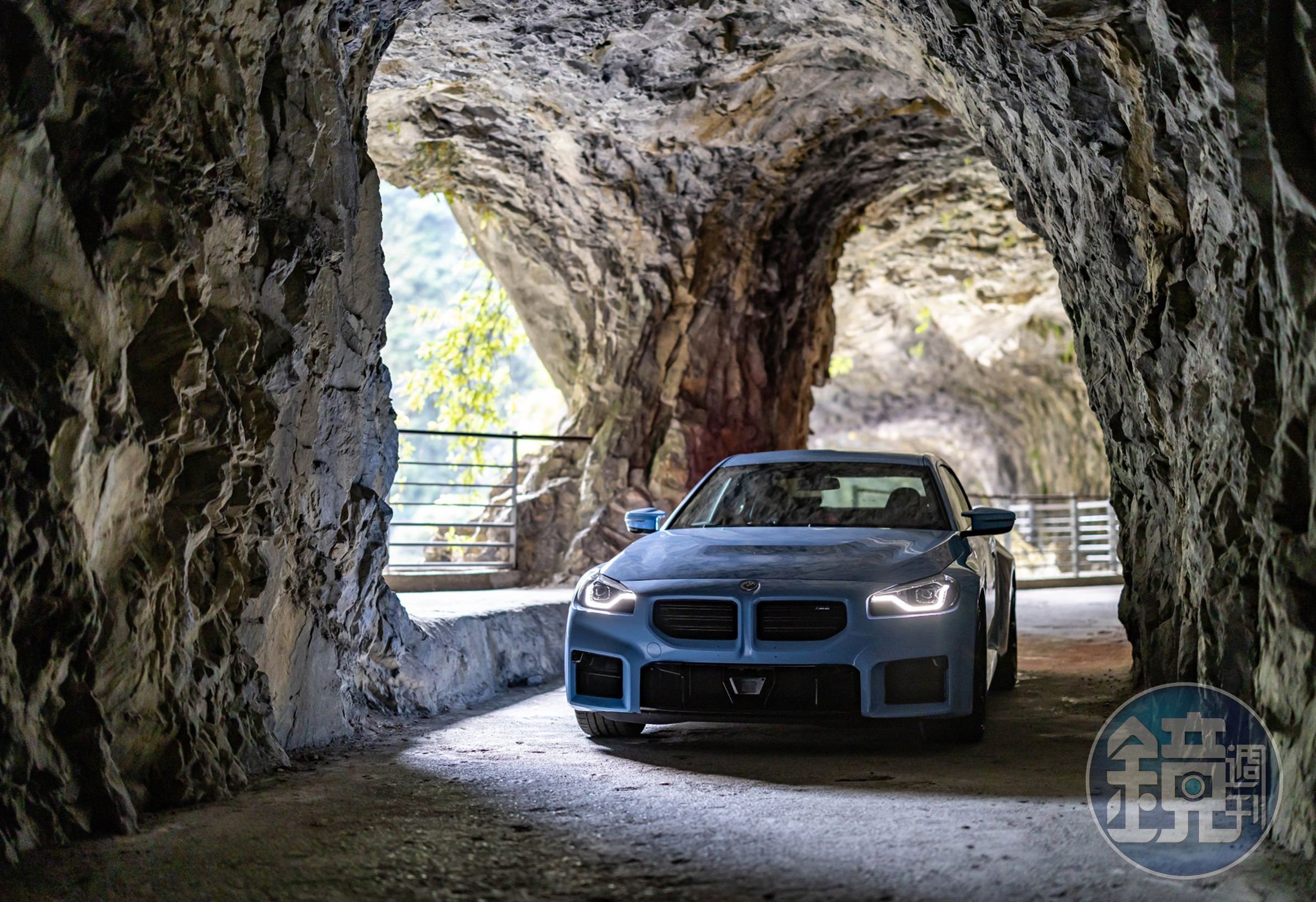 向經典車款BMW 2002致敬的頭燈造型，同樣以矩形輪廓融合於前保桿設計中，搭配光型變化智慧LED頭燈及遠光燈輔助功能，夜晚中以銳利目光提供駕駛更安全的照明科技。