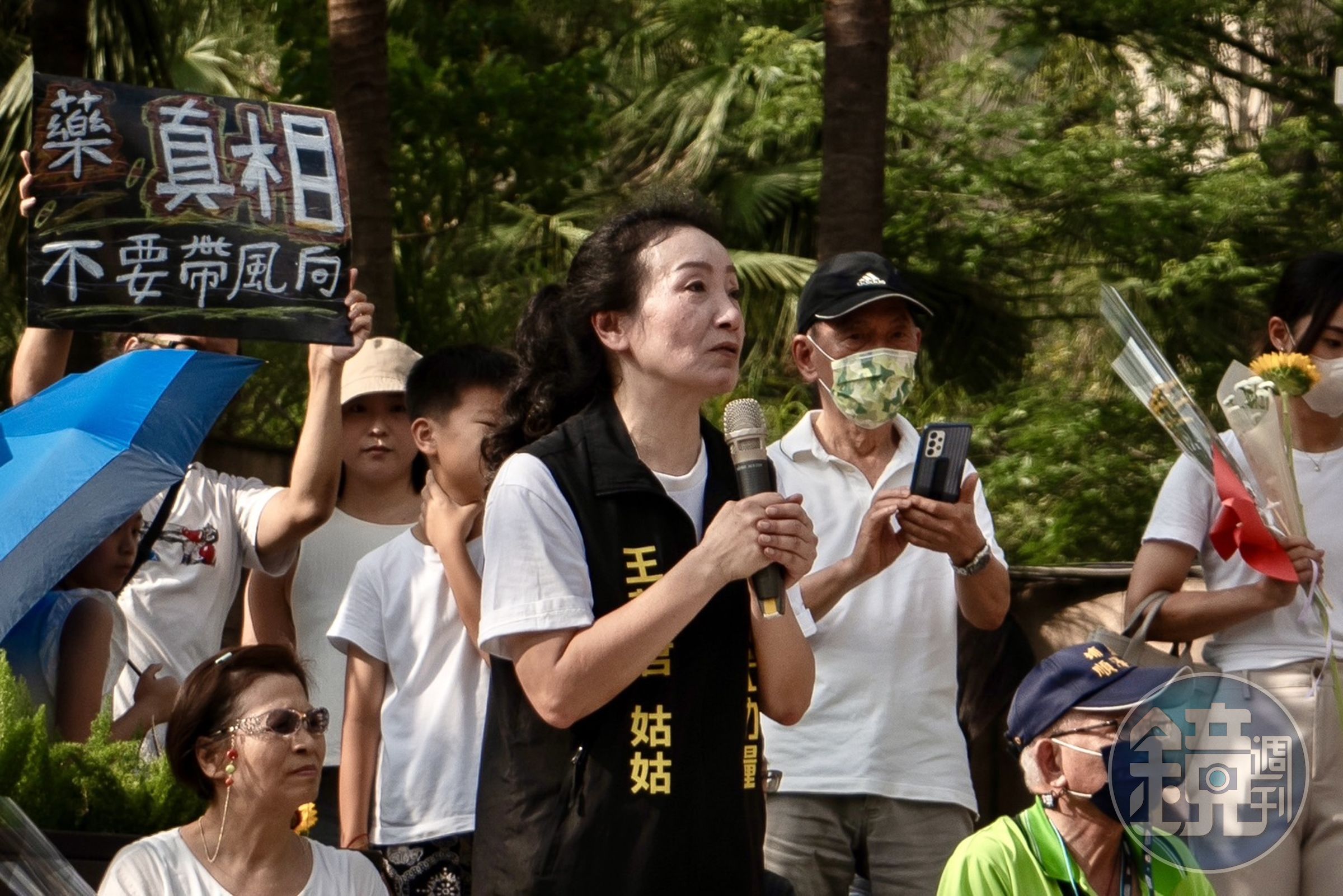 兒權會創會理事長王薇君與2,000名家長走上新北街頭，舉辦「不藥傷害我的孩子」活動。（中華民國兒童權益促進協會提供）