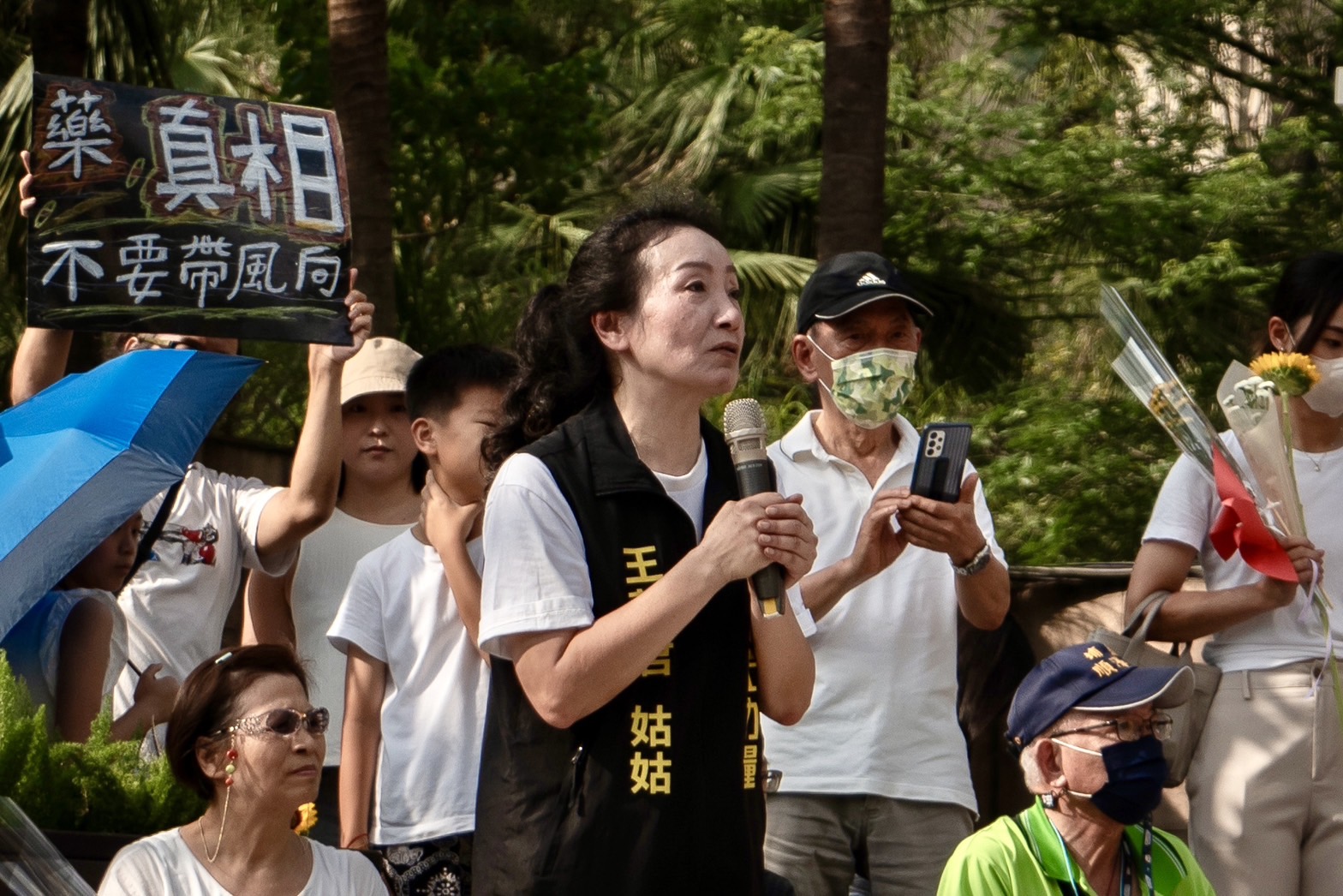兒權會創會理事長王薇君與2,000名家長走上新北街頭，舉辦「不藥傷害我的孩子」活動。（中華民國兒童權益促進協會提供）