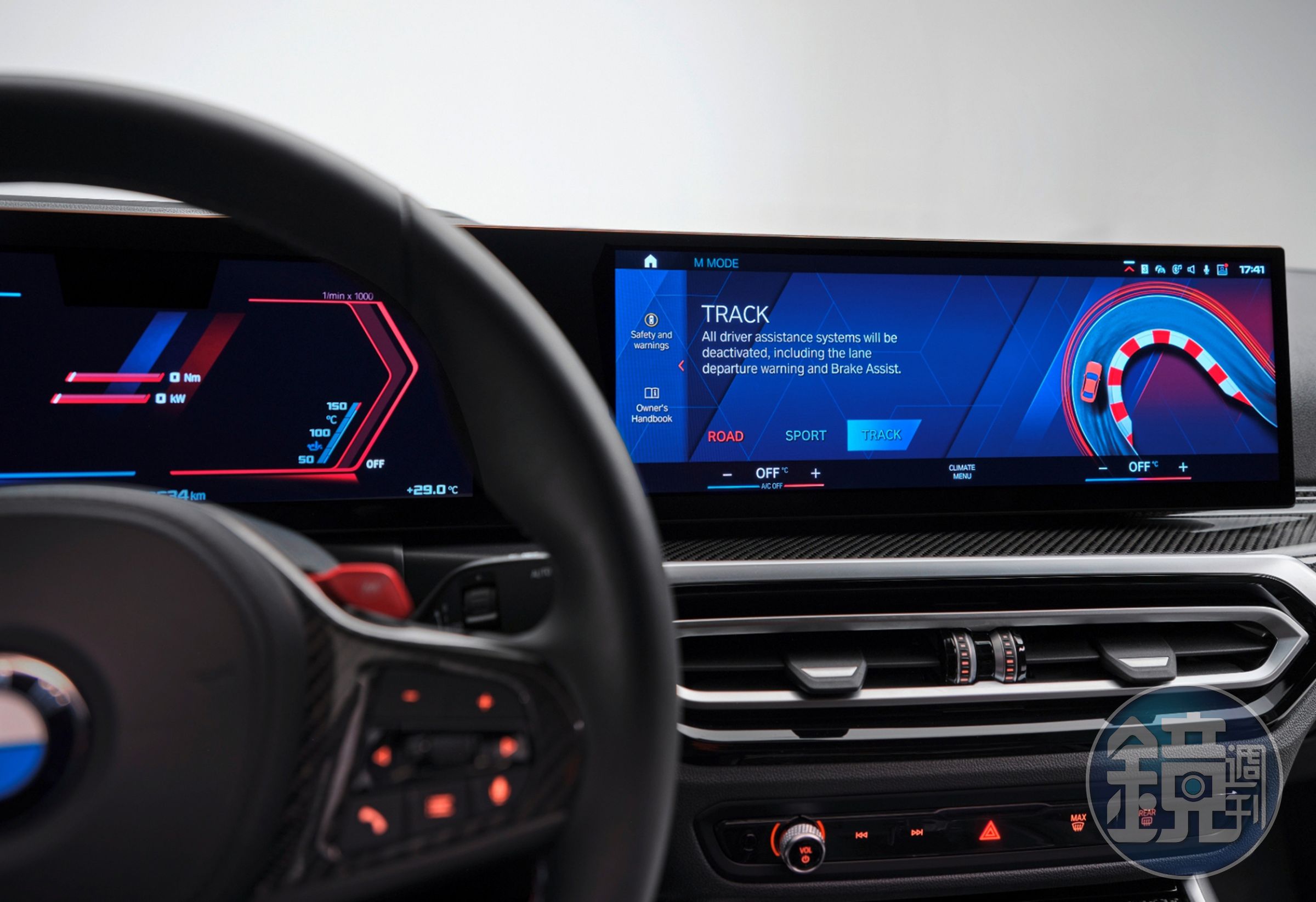 全新世代BMW M2標準配備M專業賽道駕駛及甩尾分析系統，選擇M MODE駕馭模式中的TRACK模式，車輛將暫停顯示駕駛輔助系統相關提醒，讓駕駛全心專注挑戰個人最佳紀錄。