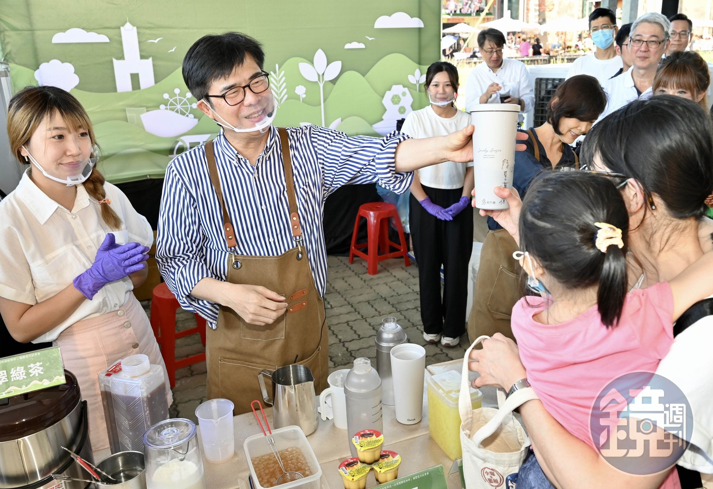 高雄市長陳其邁宣布，7月至9月優惠日期間，民眾若自備環保杯於高雄市內至合作飲料店消費可再享優惠。（翻攝陳其邁臉書）