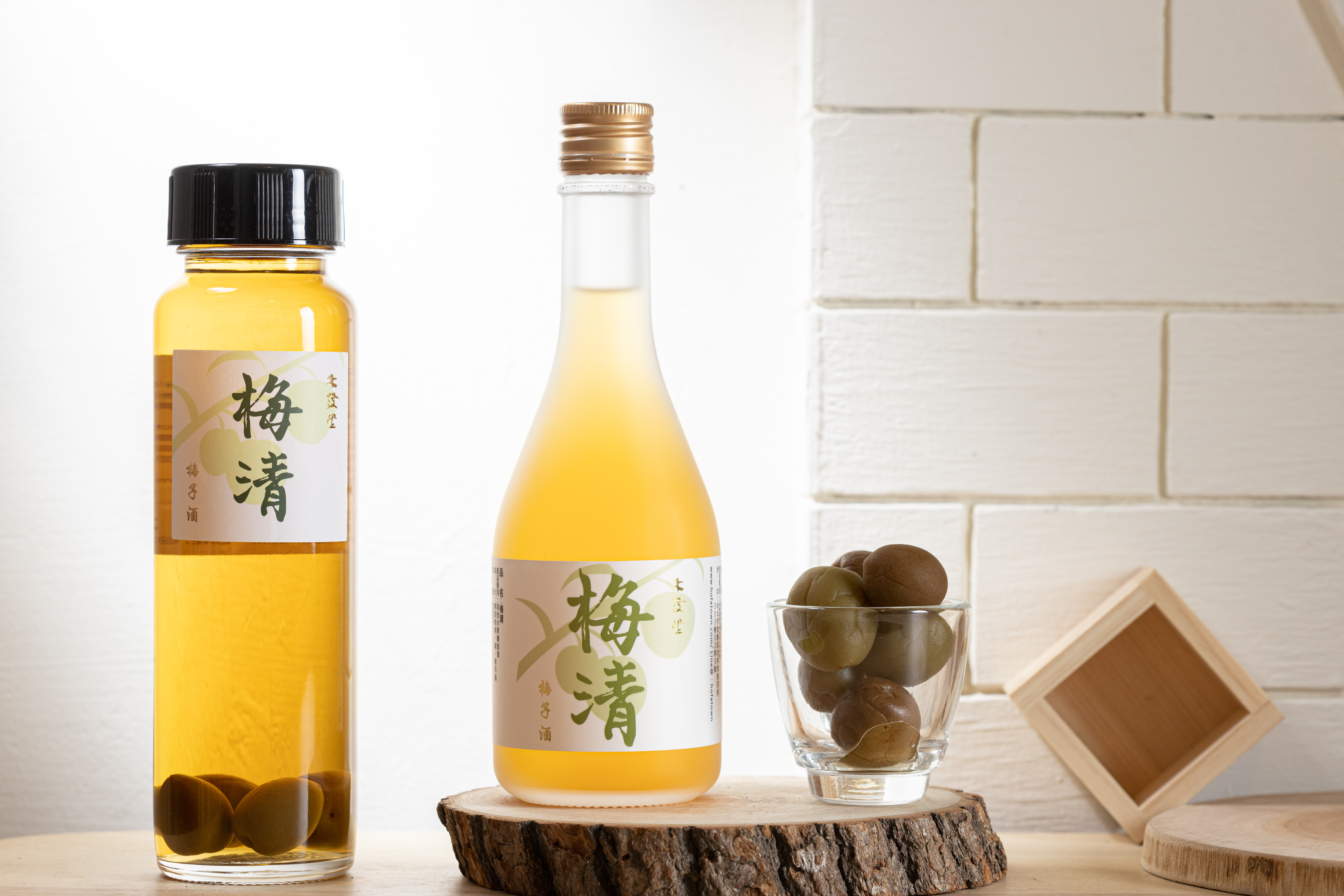 以生長在海拔1100公尺的玉山青梅釀製的「梅清」，有不同容量可供選擇。（380～688元／瓶）