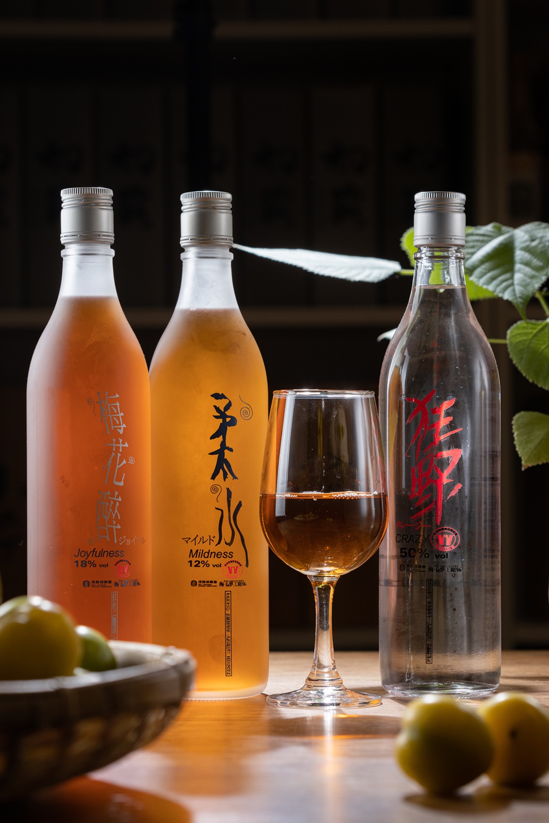 黃梅釀製的梅子酒包含蒸餾酒「狂野」(右起)、純釀「柔水」與再製酒「梅花醉」。(620~780元/瓶)