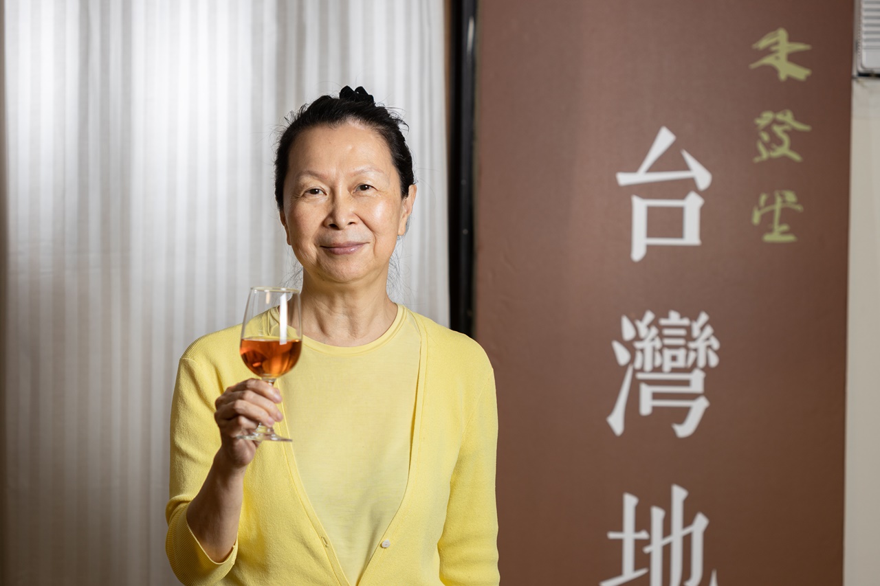 董又華為禾發堂創辦人之一,本業退休後致力推廣台灣地酒文化。