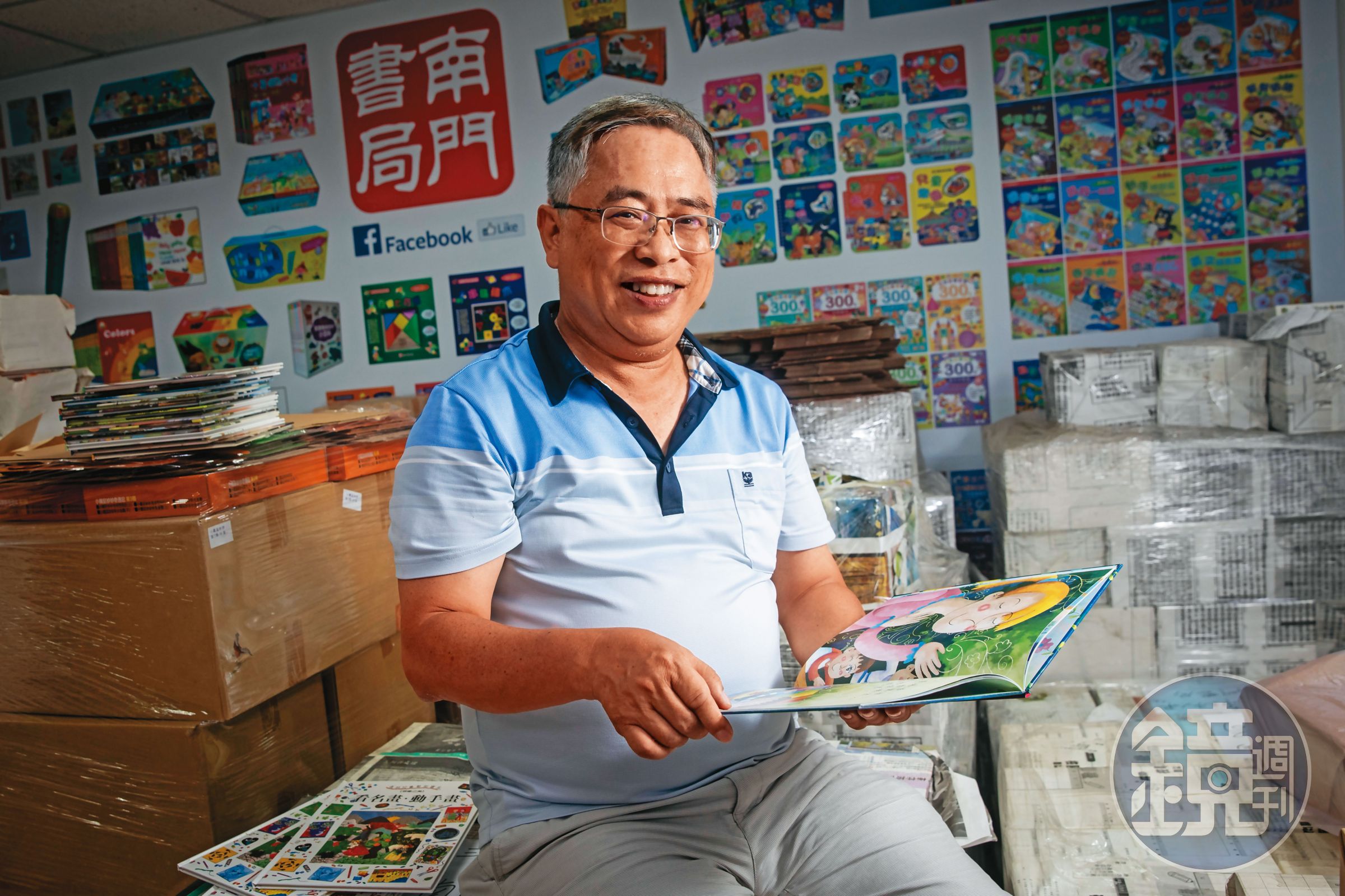 多年來,張國文靠電商、社群培養出自己的銷售通路,採訪這天,他辦公室堆滿剛從經銷商那裡收來的16萬本庫存書。