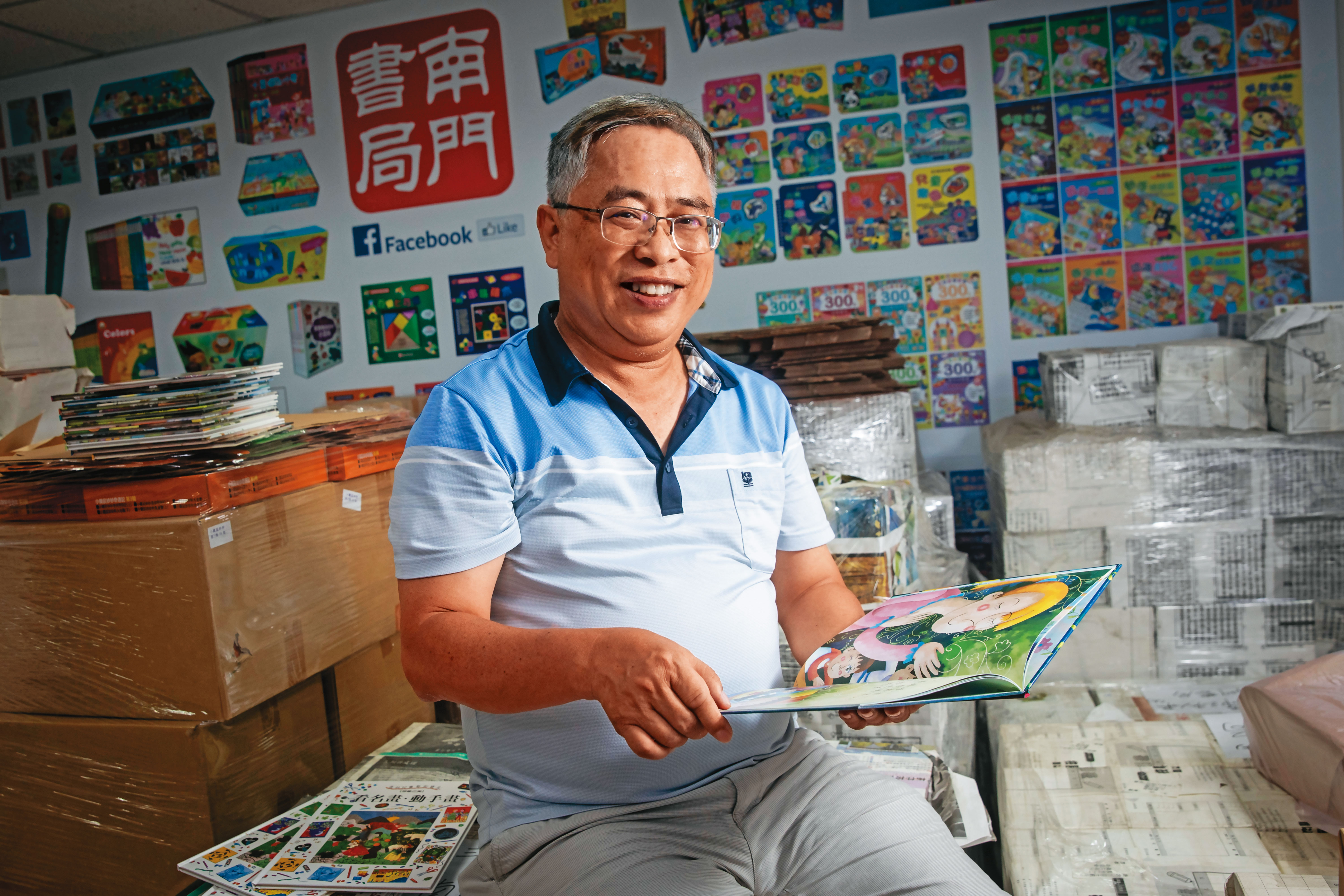 多年來，張國文靠電商、社群培養出自己的銷售通路，採訪這天，他辦公室堆滿剛從經銷商那裡收來的16萬本庫存書。