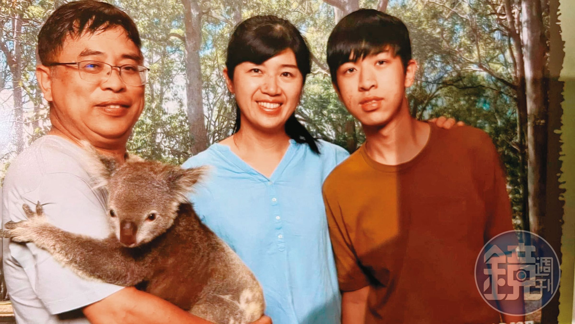 張國文(左)與太太(中)、兒子(右)。他在生意失敗時認識妻子,原以為癩蛤蟆追不到老婆,但太太被他的誠意打動。(張國文提供)