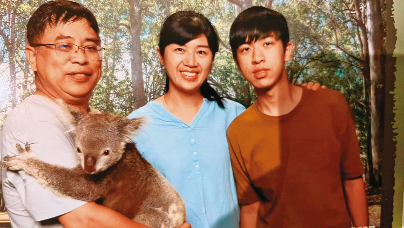 張國文（左）與太太（中）、兒子（右）。他在生意失敗時認識妻子，原以為癩蛤蟆追不到老婆，但太太被他的誠意打動。（張國文提供）