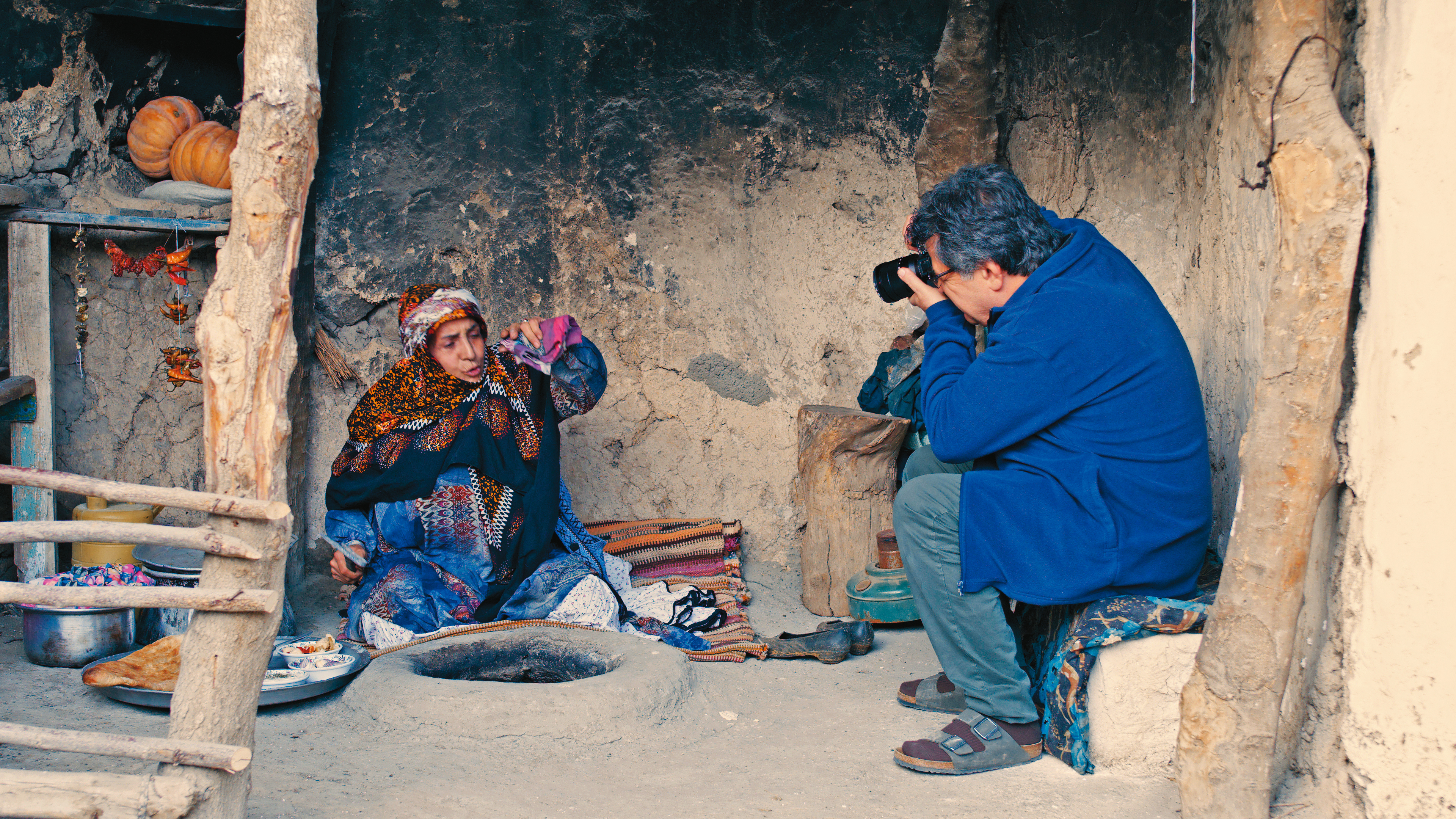 《這裡沒有熊》由伊朗導演賈法自導自演，透過戲裡戲外的創作困境暗喻了導演本人的真實情況。（傳影互動提供）