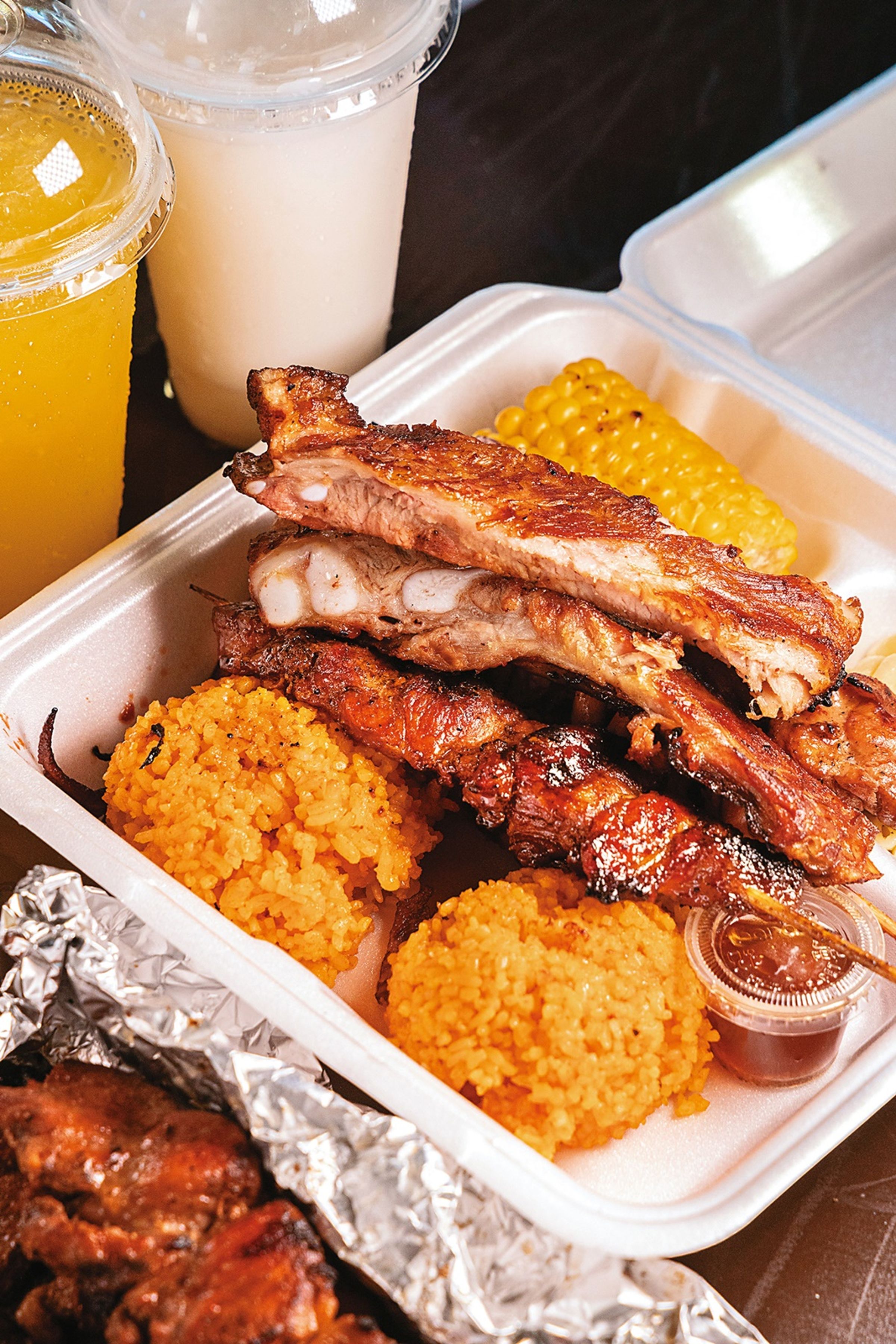 查莫洛夜市最著名的就是Kris BBQ的烤肉，導遊推薦可點份「Fiesta Plate」拼盤嘗鮮。（12美元／份，約NT$372）