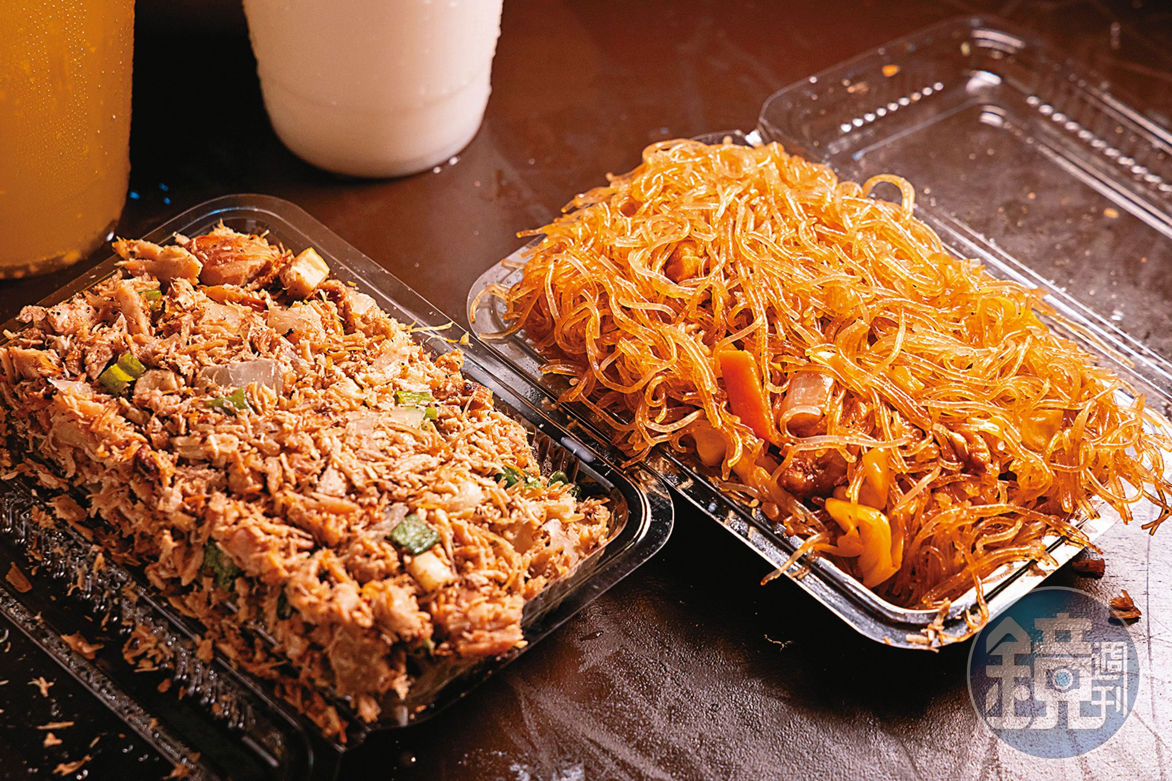 在夜市能嘗試關島常見的菲式炒麵「Pancit」（右，5美元／份，約NT$155）與涼拌雞絲「Chicken Kelaguen」（左，8美元／份，約NT$250）。