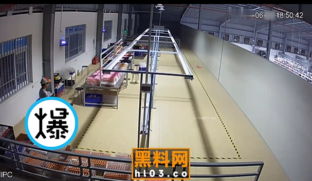 工廠主管潛規則女工，廠房內要求「下體品管」！全網都見證他是「3秒弱雞」。（翻自《黑料不打烊》）