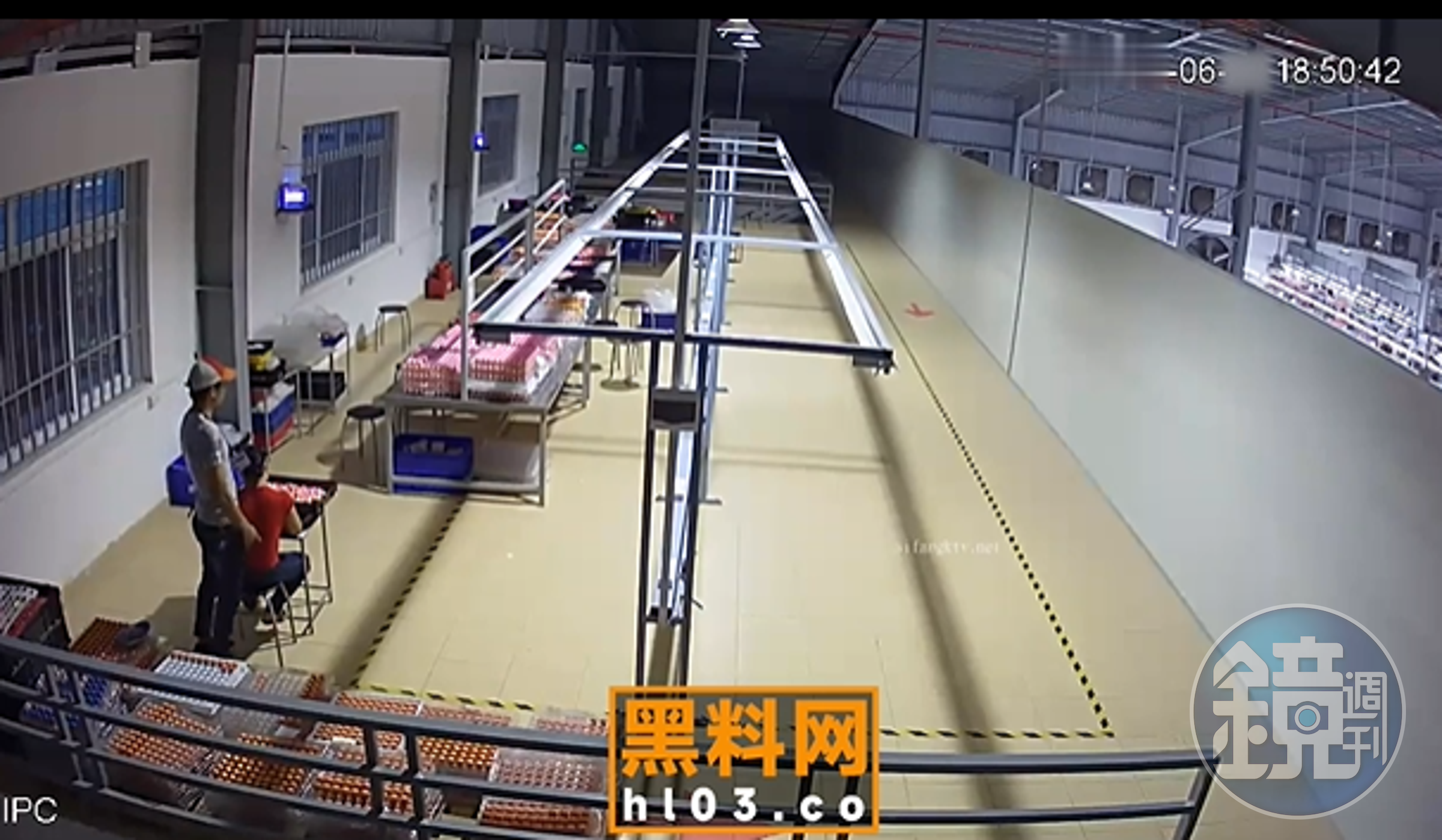 工廠主管一直不斷靠近女工。(翻自《黑料不打烊》)