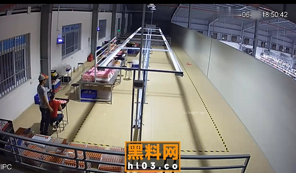 工廠主管一直不斷靠近女工。（翻自《黑料不打烊》）