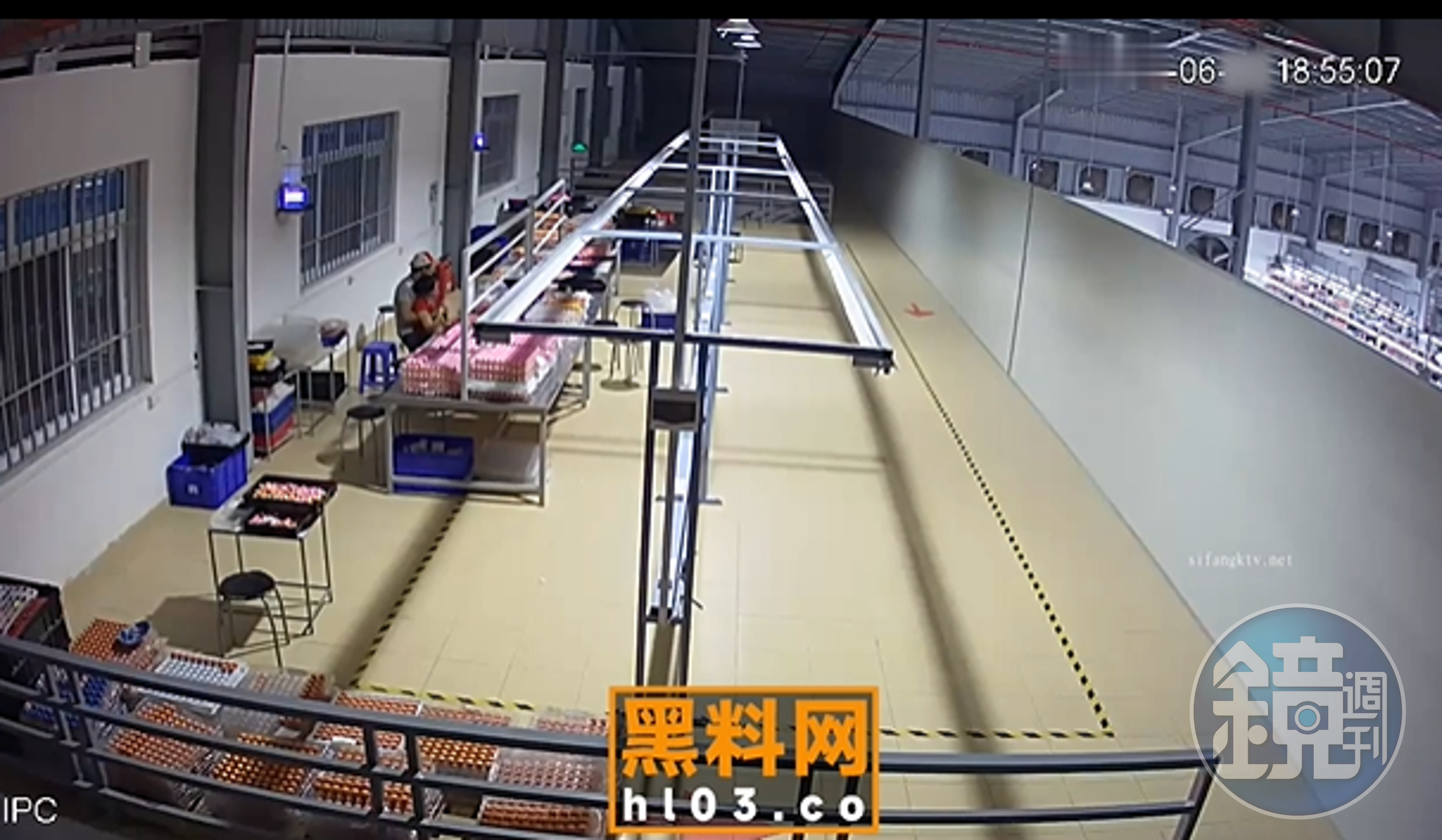 主管持續對女工親熱。(翻自《黑料不打烊》)