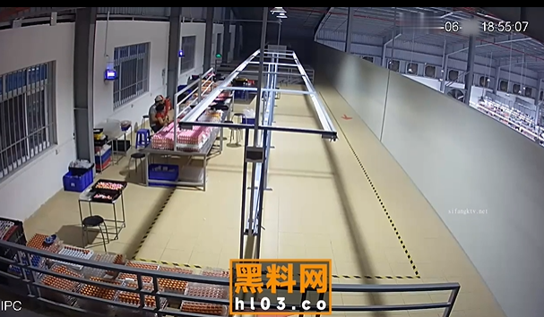 主管持續對女工親熱。（翻自《黑料不打烊》）