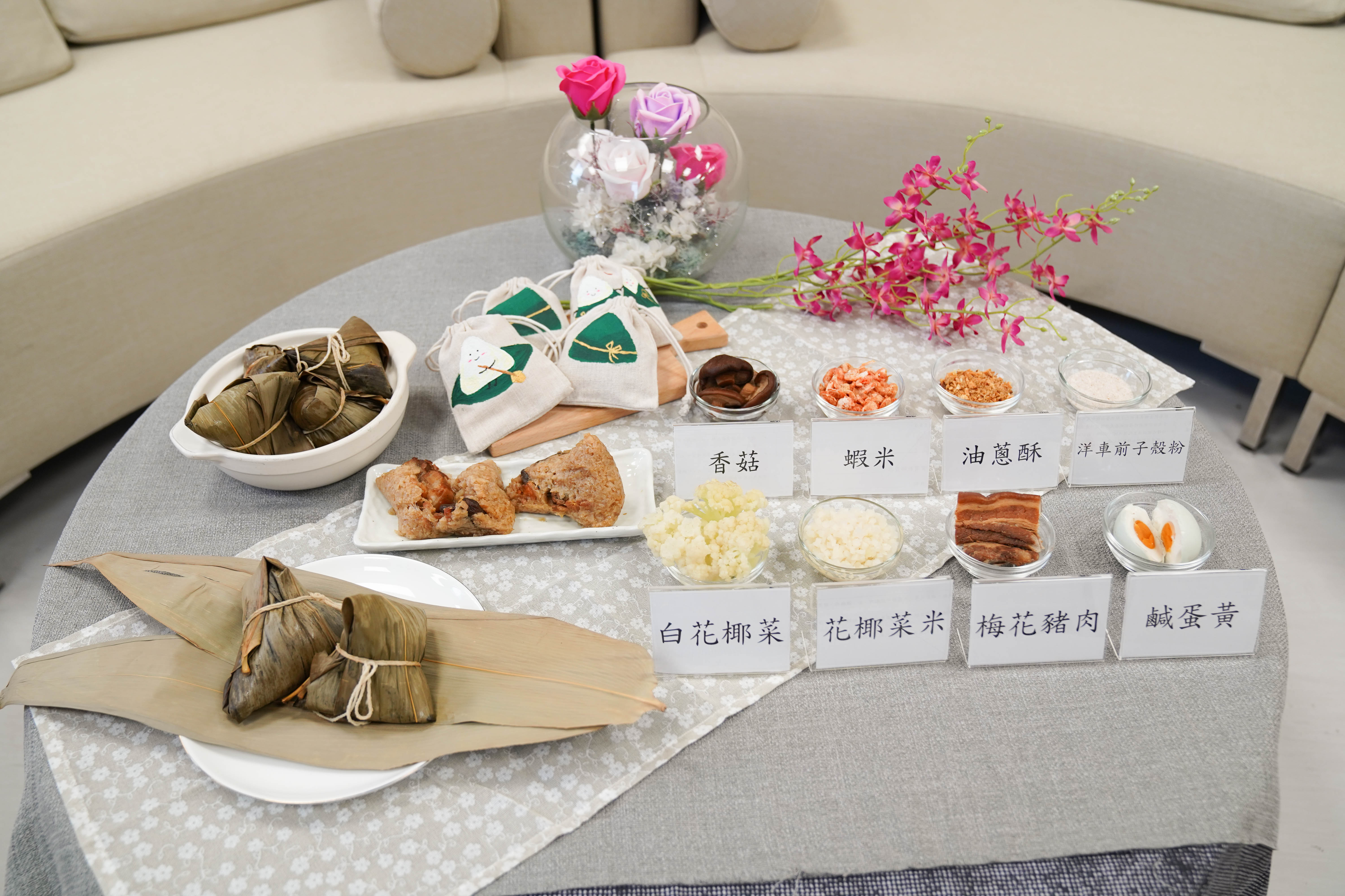 中國醫藥大學新竹附設醫院教導民眾製作美味低卡的花椰粽。（中國醫藥大學新竹附設醫院提供）