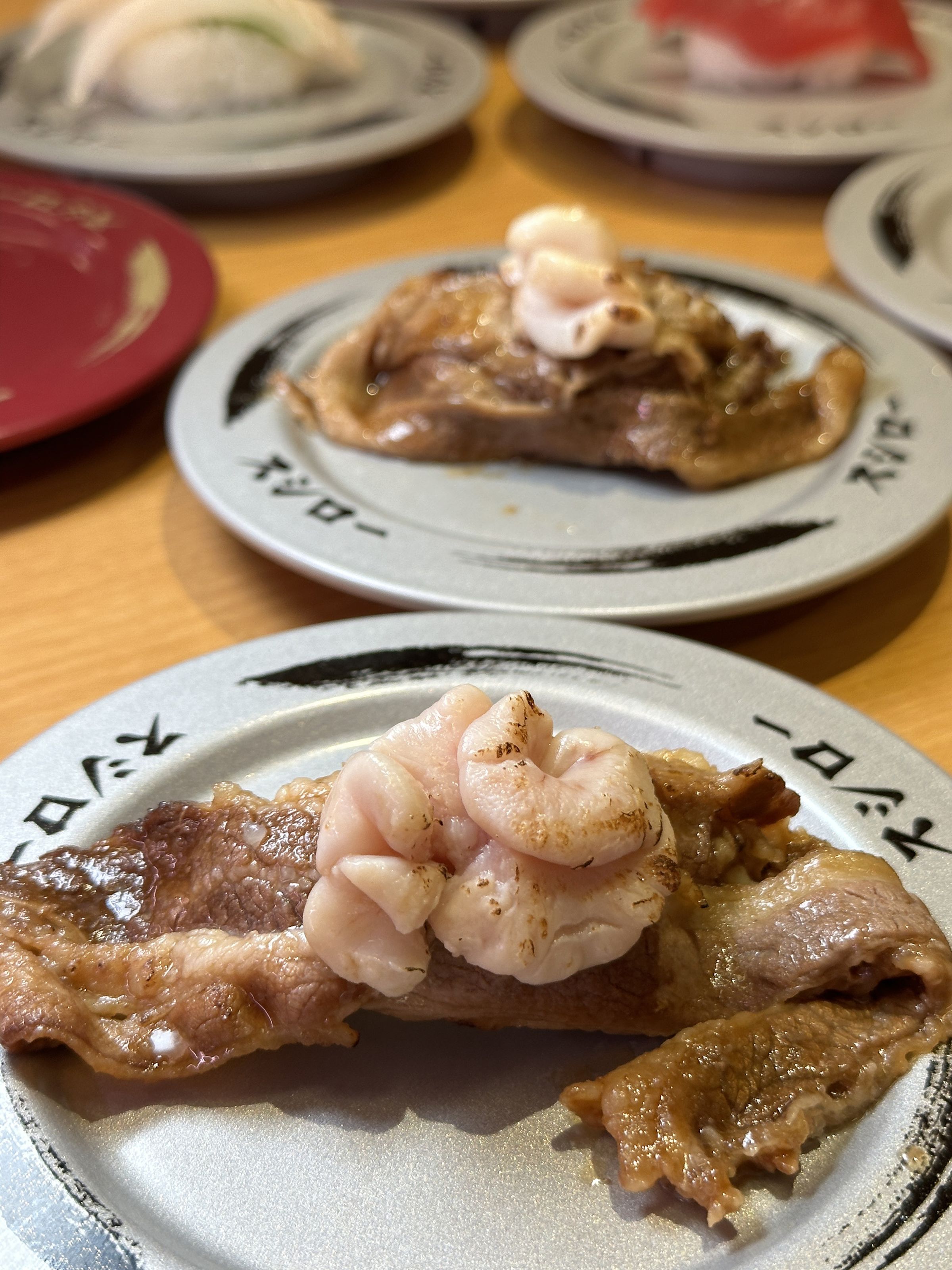 「禁斷的鱈魚白子牛肉」以牛肉的油脂香氣搭配滑順濃郁的白子，是讓許多饕客一吃難忘的夢幻菜色。（60元／盤）