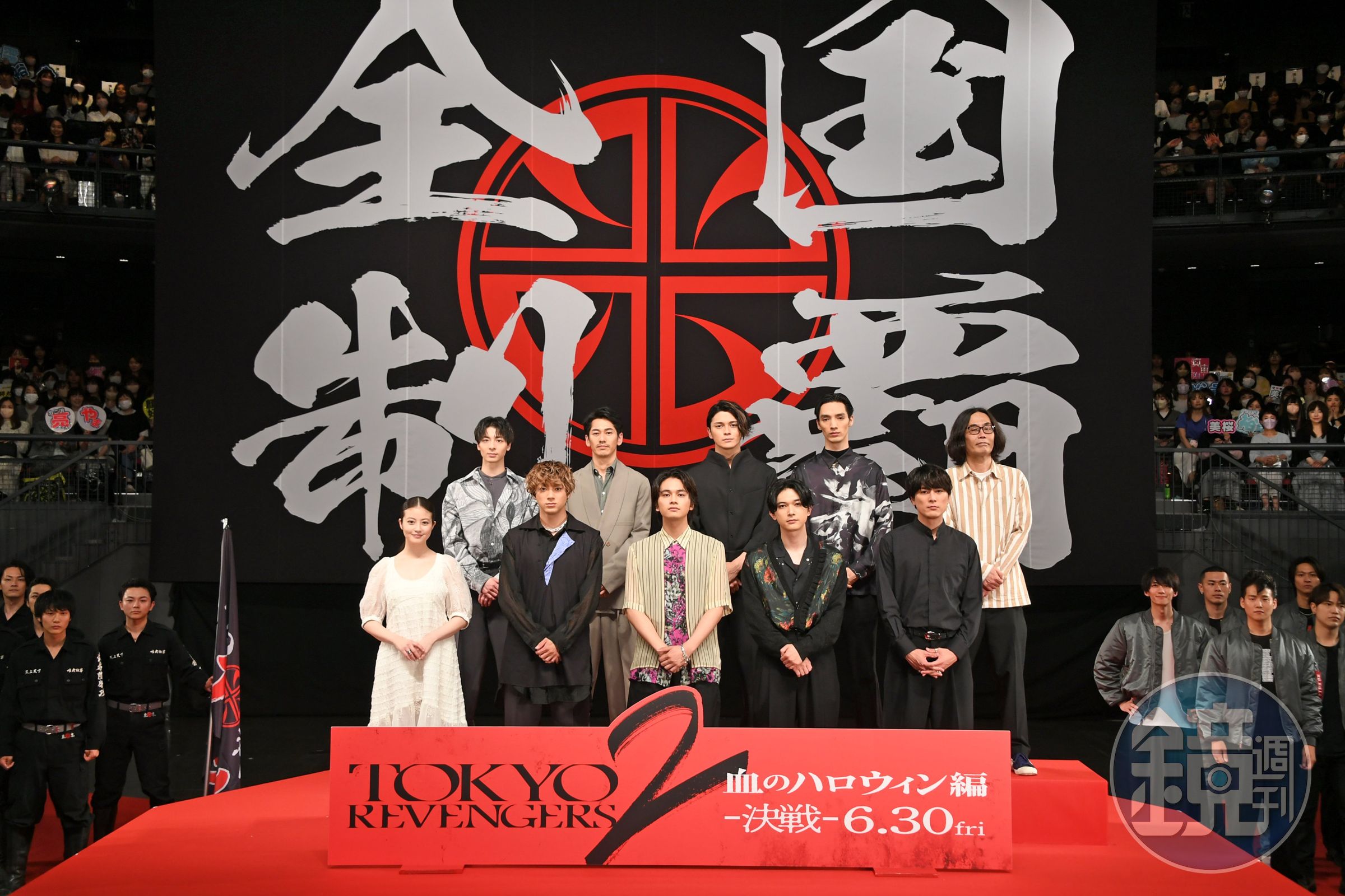電影《東京復仇者2 血腥萬聖節篇》上週才剛舉辦造勢活動，永山絢斗（後台左二）也一起出席。（翻攝自《東京復仇者2 血腥萬聖節篇》Twitter）