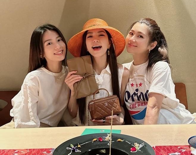 Hebe與Selina為Ella慶祝42歲生日。（翻攝自Ella臉書）