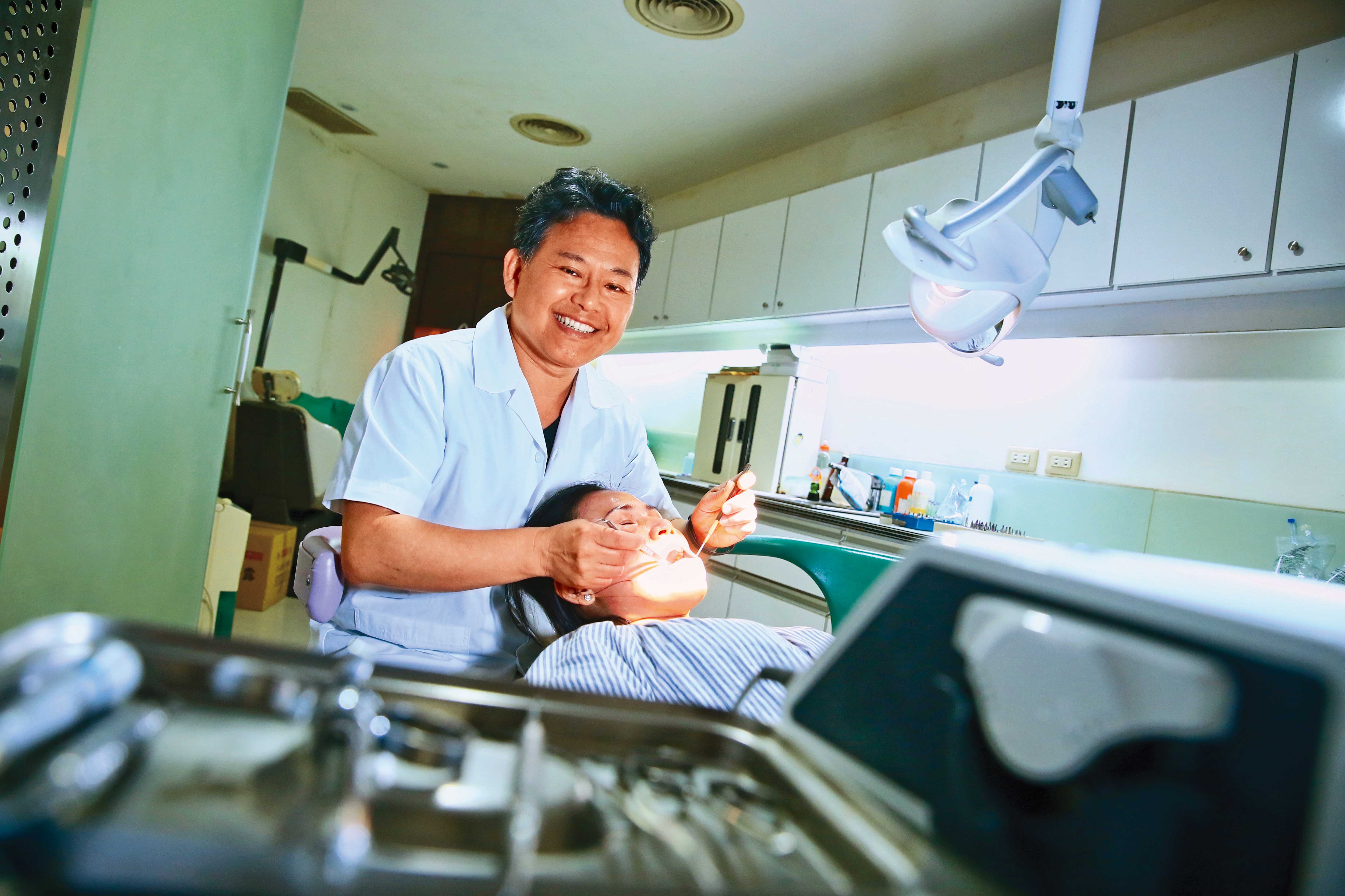 林一夫熱愛投資，看診之餘也樂於與病患分享長線看好的公司。