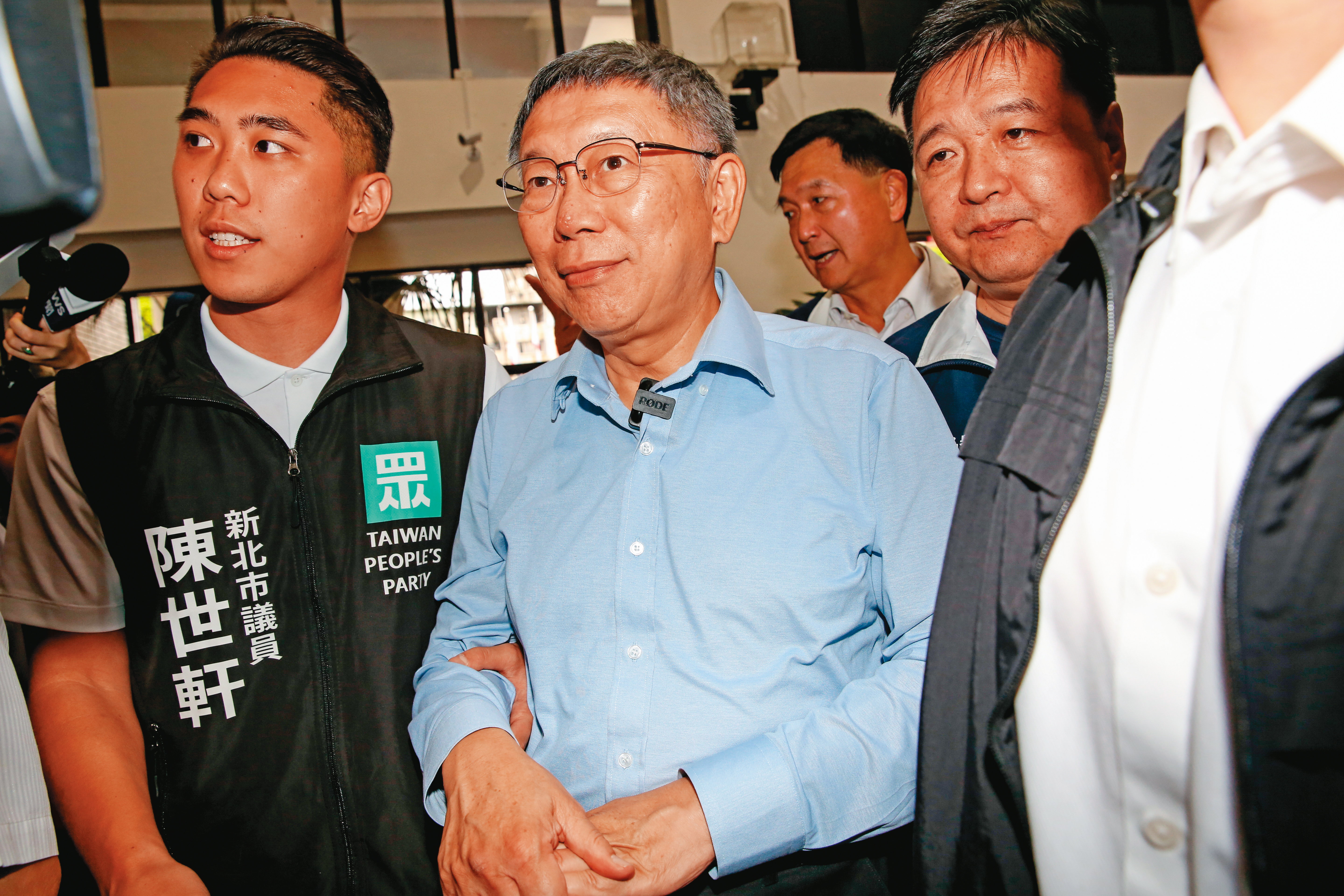 投給柯文哲（中）有著多重意義，被說成既可避戰、也可政黨輪替，並且看起來比較高尚，藍綠兩黨小心點，他可能不是來陪榜的。