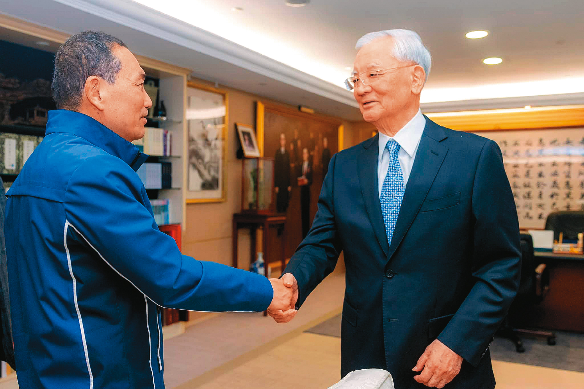 侯友宜（左）近來尋求黨內大老支援，他向連戰（右）等人請益，但所拜訪對象，年紀加起來，就是個「千歲俱樂部」。（翻攝侯友宜臉書）