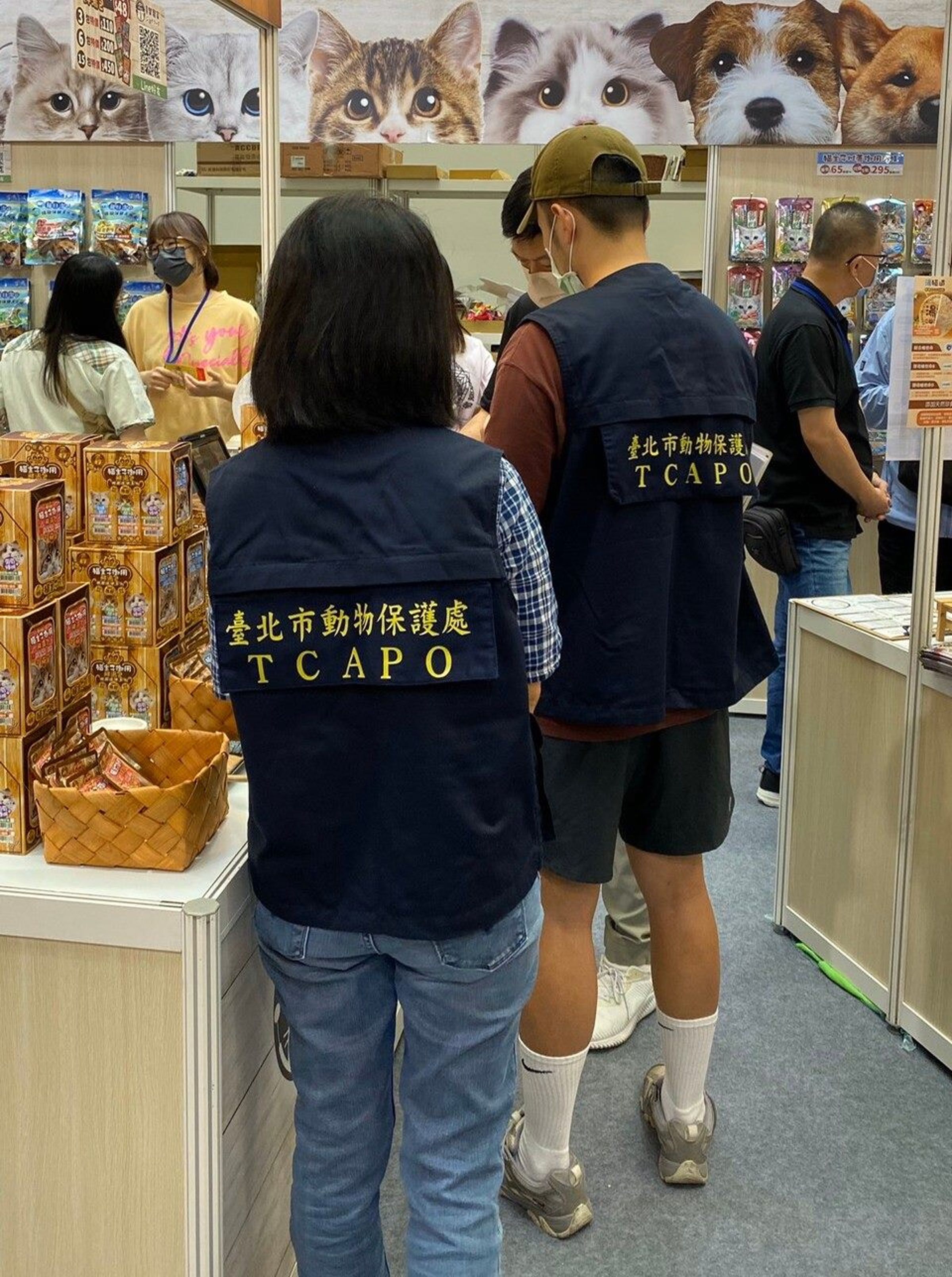 動保處定期派員稽查市售寵物食品標示。(北市動保處提供)