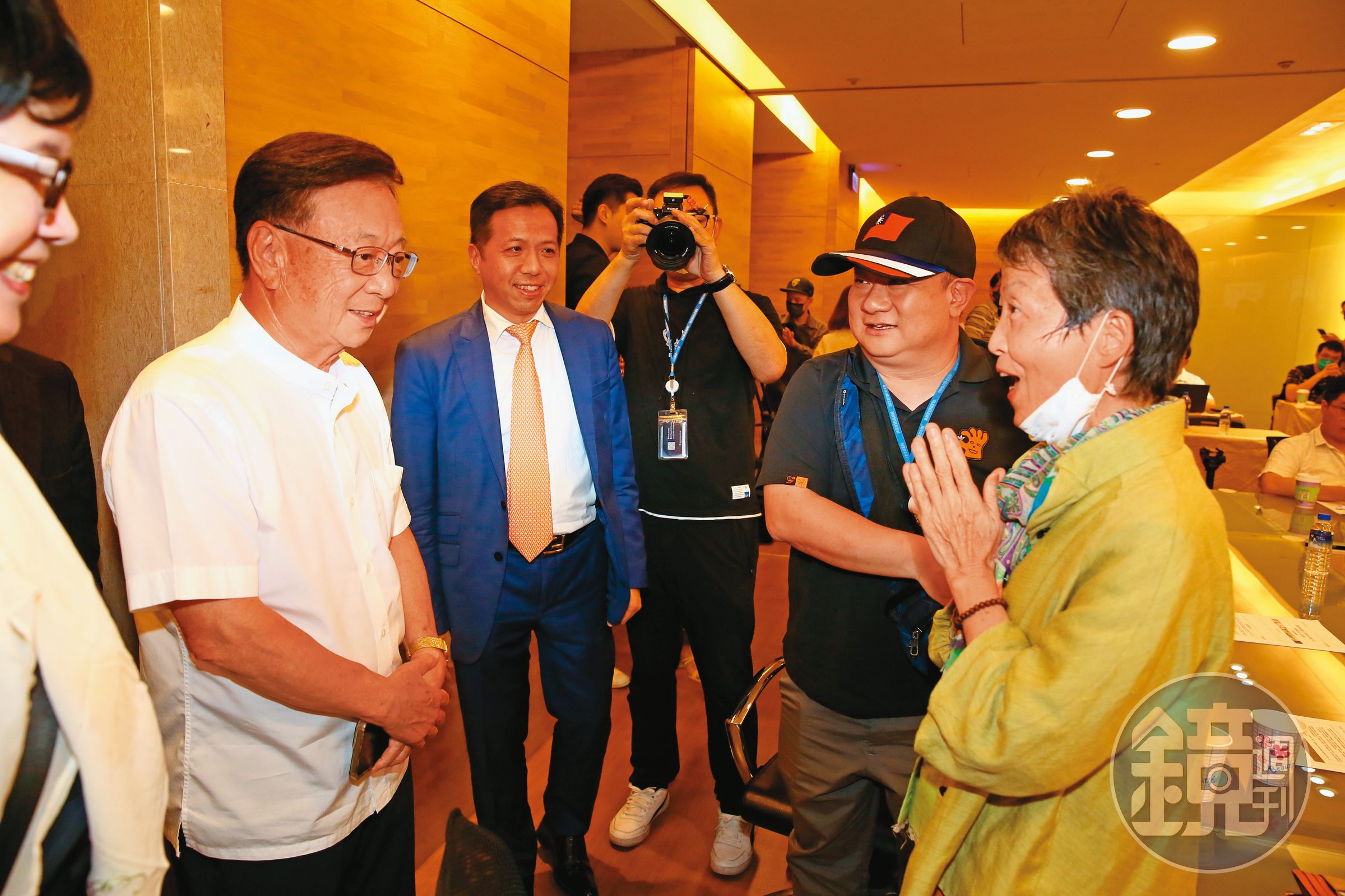 搶在再生醫療雙法通過前，宣明智（左）父子聯手宣布宣捷幹細胞掛牌，吸引投資人注意。
