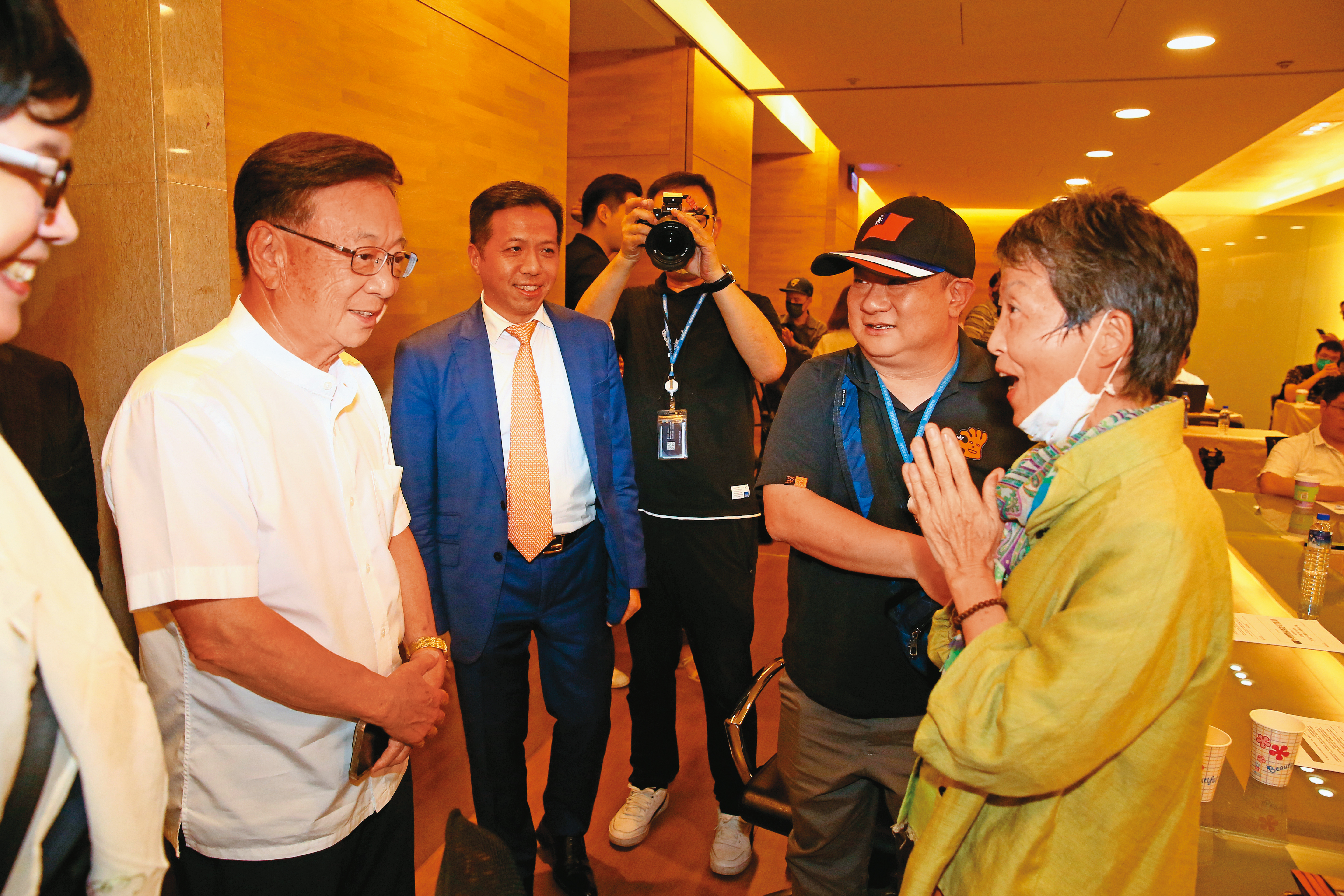 搶在再生醫療雙法通過前，宣明智（左）父子聯手宣布宣捷幹細胞掛牌，吸引投資人注意。