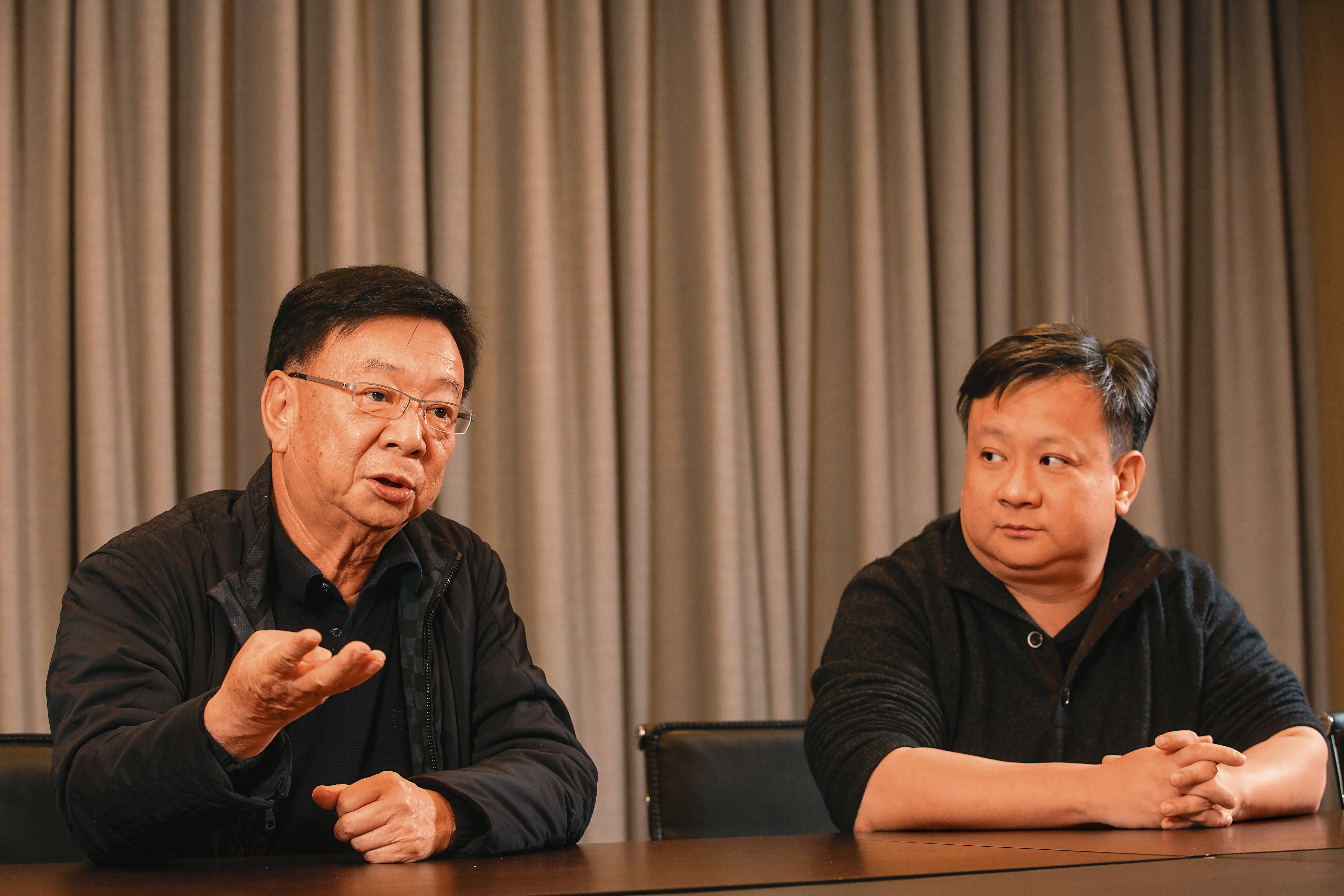 2019年宣明智（左）交棒，交由長子宣昶有（右）掌舵宣捷集團。