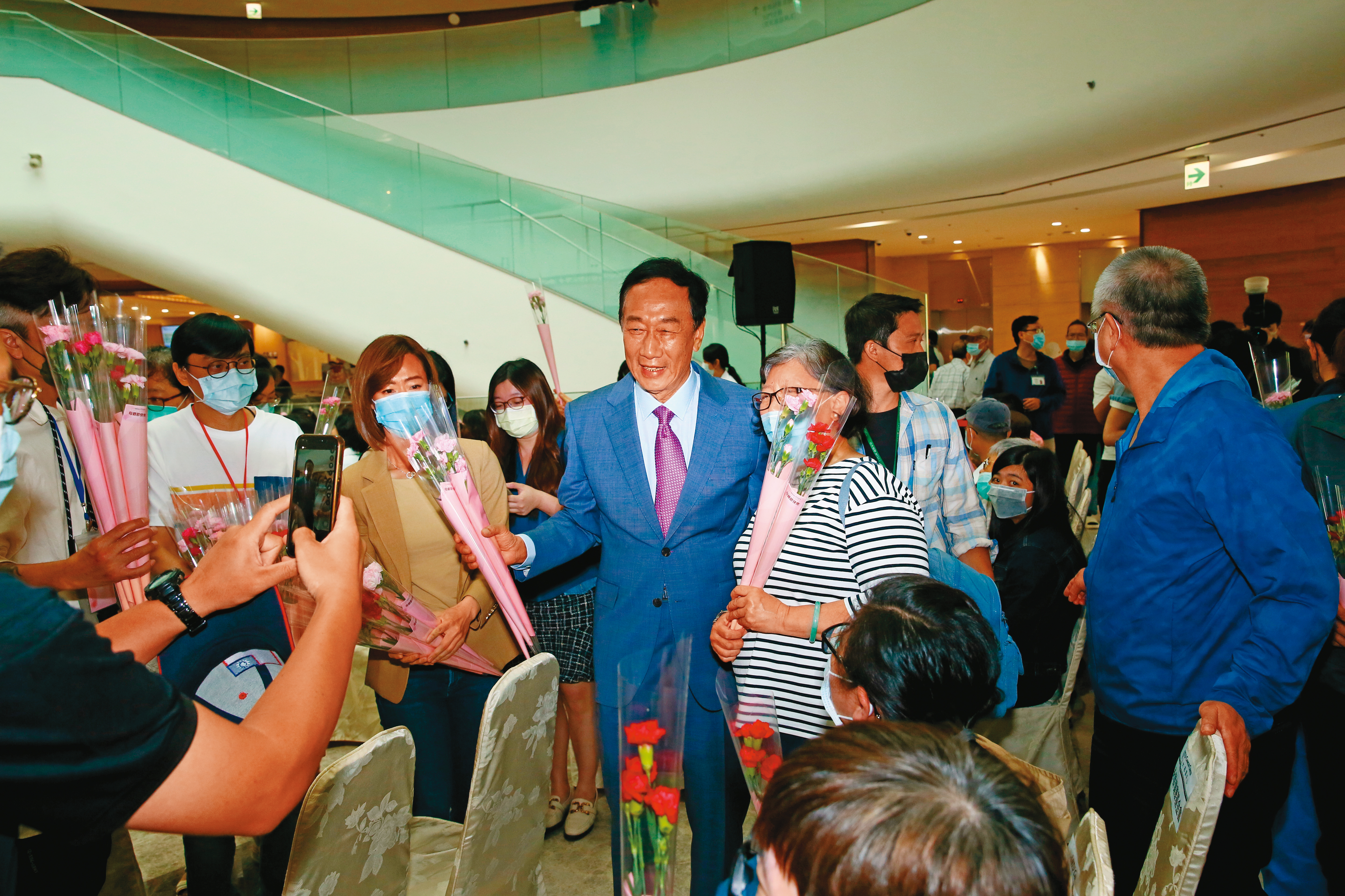 鴻海創辦人郭台銘（右2）日前植牙，自曝利用幹細胞迅速癒合傷口。