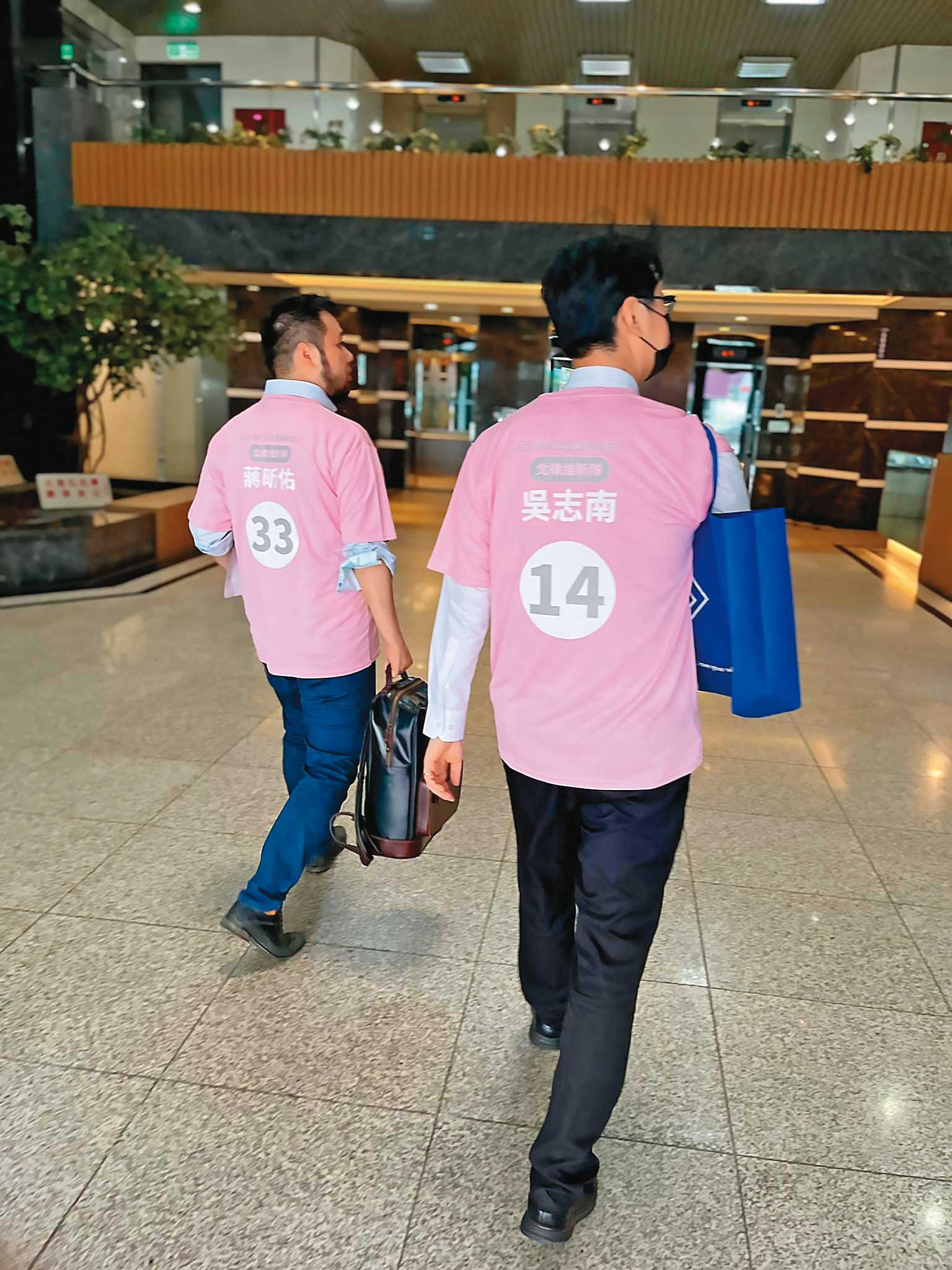 台北律師公會理監事改選進入白熱化，候選人特別前往各事務所拜票。（翻攝北律維新隊臉書）